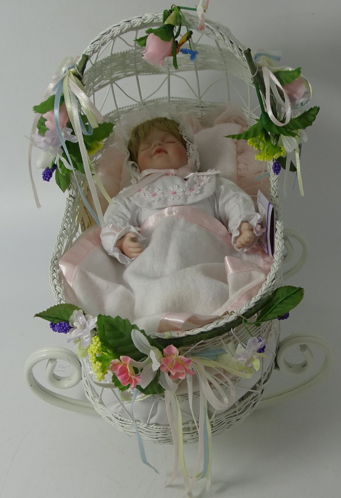 Babywiege mit Ashton Drake Babypuppe, Porzellan, L-20 cm, Wiege H-26 cm, L-26 cm - Bild 2 aus 5