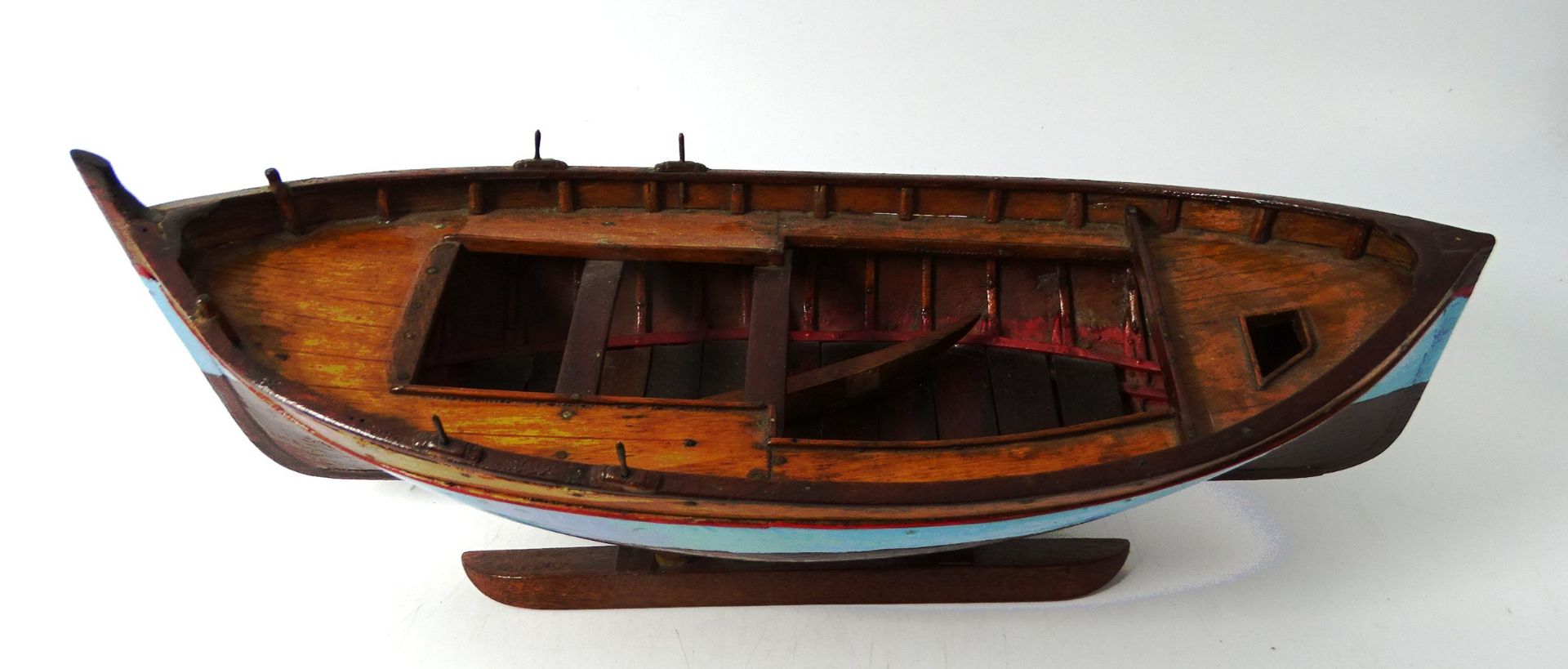 Holzmodell eines Ruderbootes, Handarbeit, auf Ständer, H-14 cm, L-33 cm, beide Ruder anbei - Bild 4 aus 4