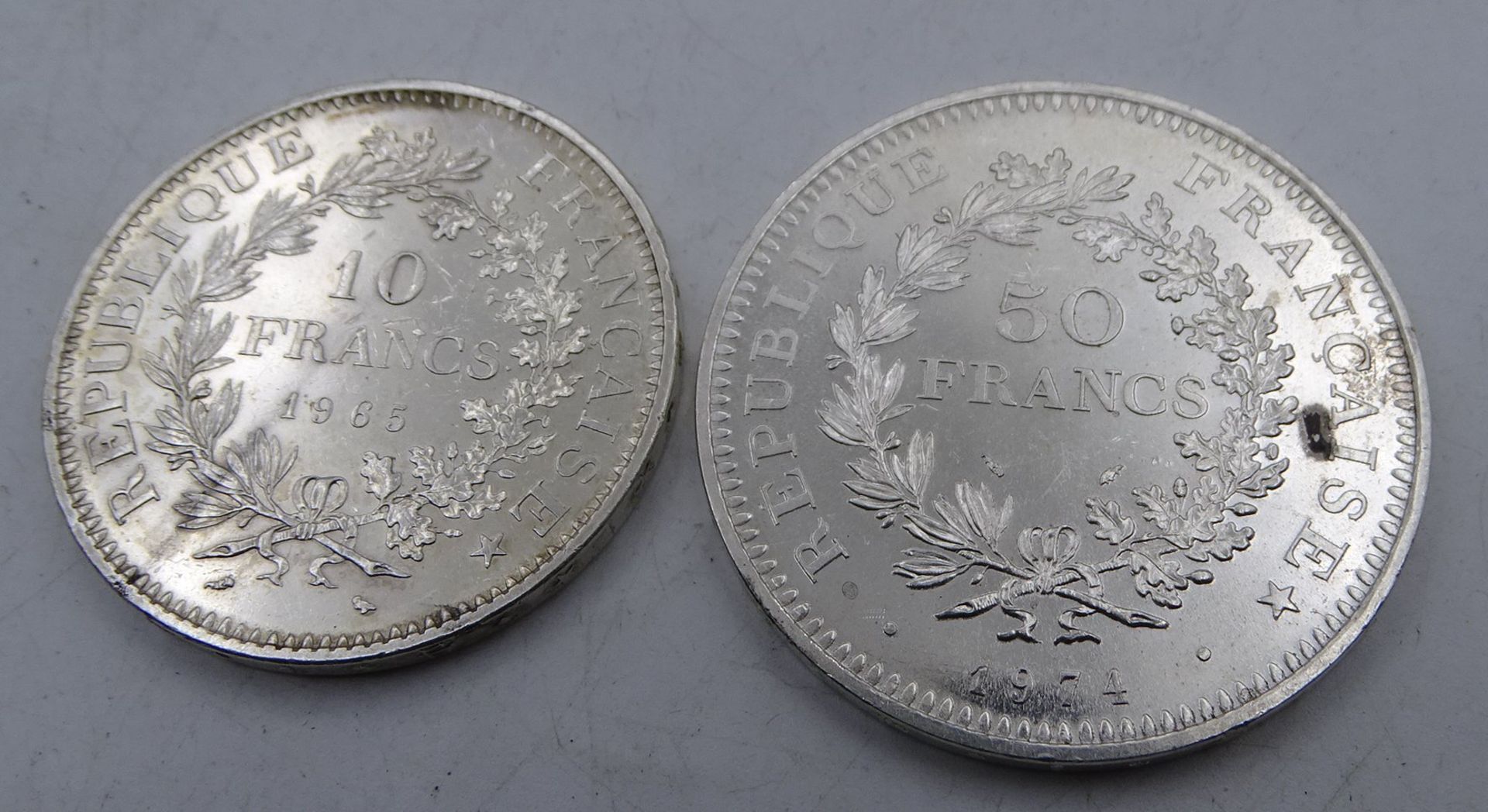 2x Silber-Münzen, Frankreich, 50 Franc 1974, 10 Franc 1965, zus. 54,7 gr. - Image 2 of 2