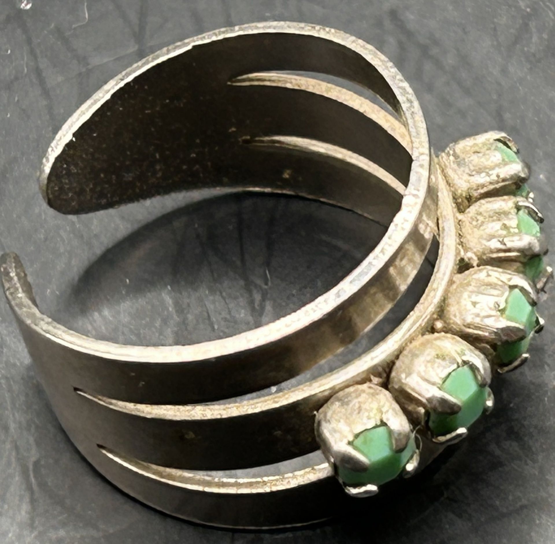 offener Silberring mit 5 grünen Steinen, 2,6 gr - Bild 2 aus 3