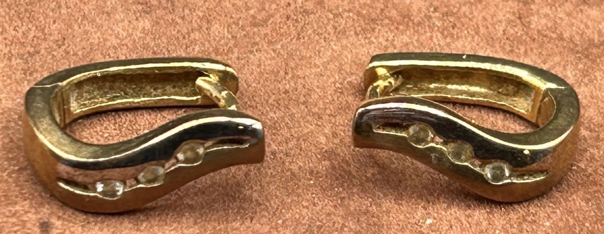 Paar kleine Ohrstecker, Gold-333-, seitlich klare Steine, H-1,3 cm, 2 gr.