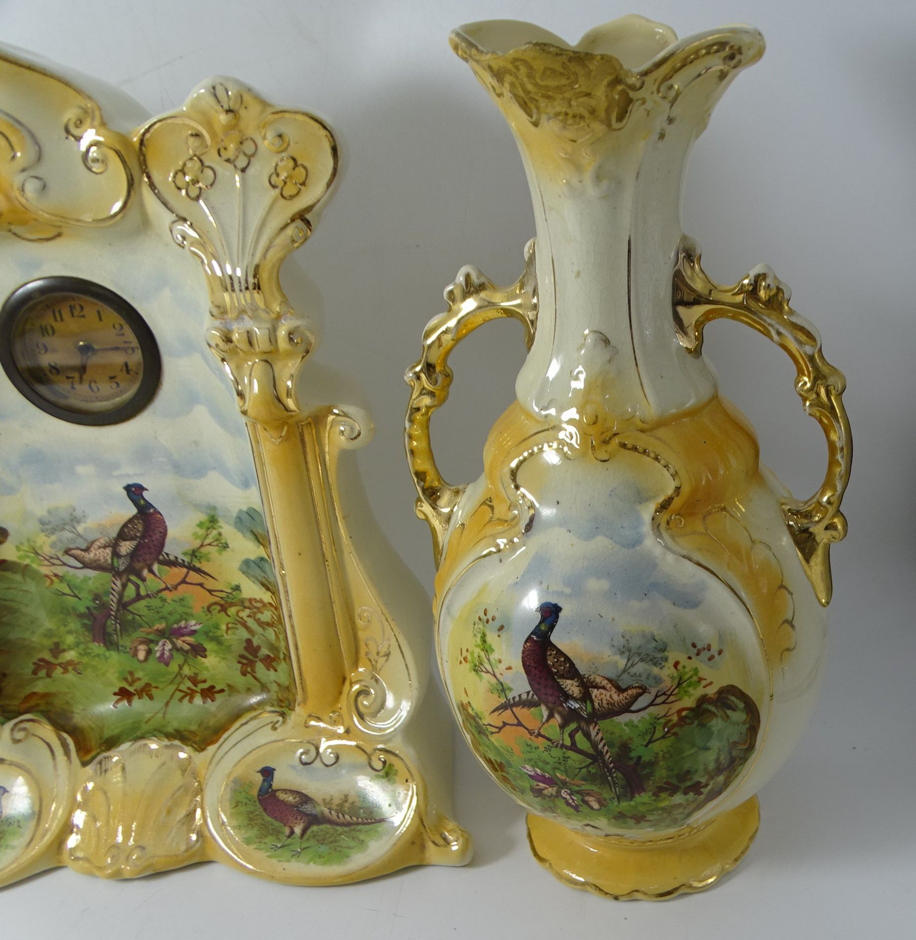 gr. Keramik Kaminuhr mit 2 Vasen als Beisteller, mechan. Weckerwerk läuft, 1 Vase tw. restauriert,  - Bild 4 aus 9