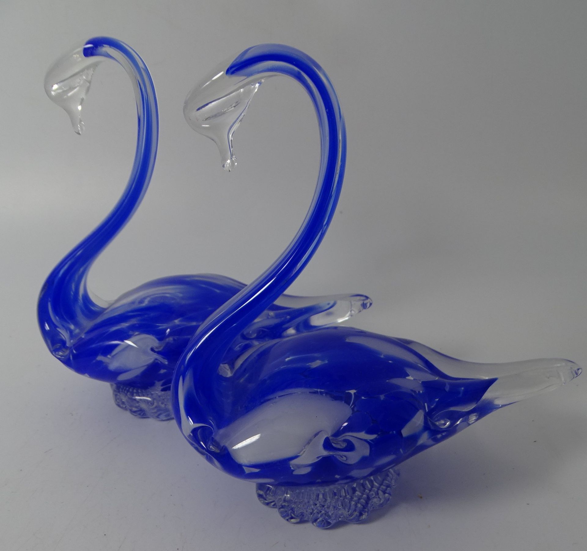 2 Glasschwäne, blau/weiss, H-15 cm, L-15 cm - Image 2 of 4