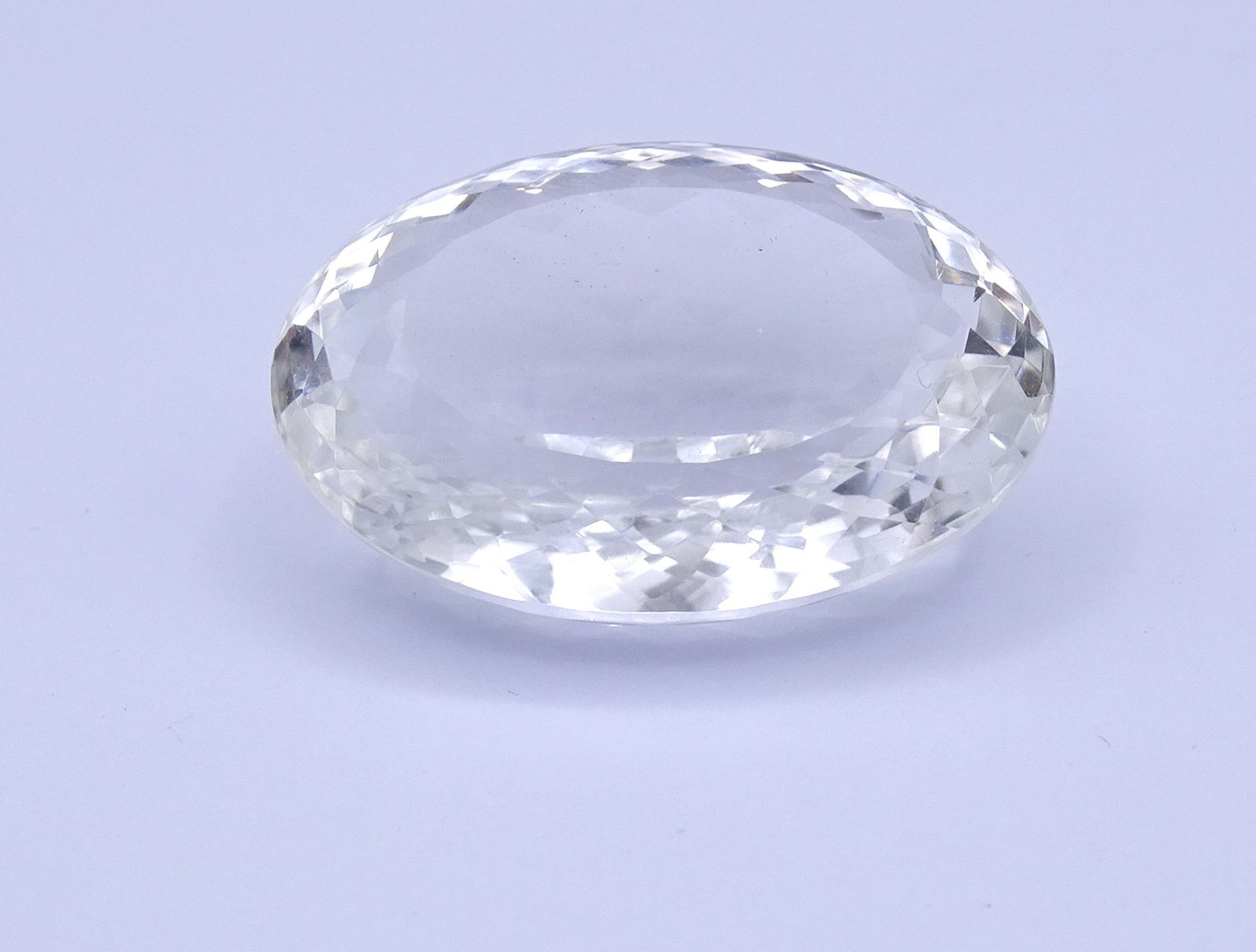 Oval facc. Bergkristall, 90,7ct., 36,2x24,9x15,9mm