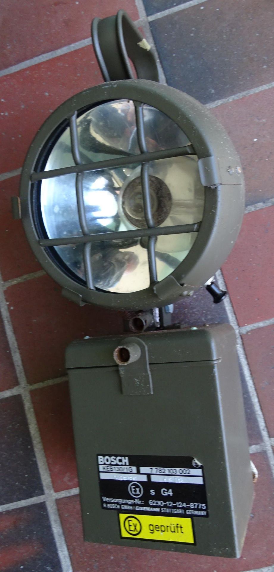 Bundeswehr Handlampe G4 in orig. Kasten, 1978, Funktion nicht geprüft, 41x30x20 cm