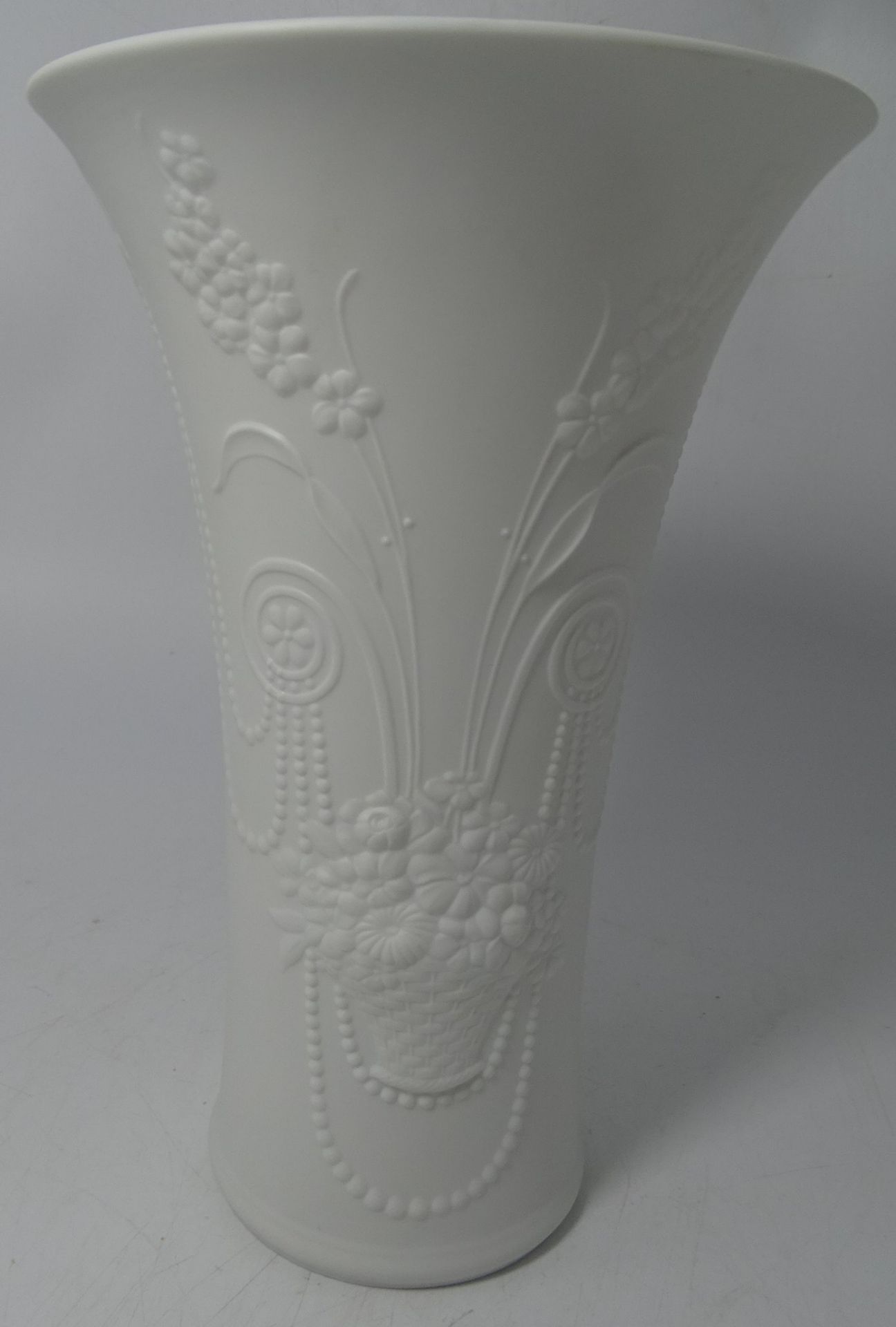 Vase mit Reliefdekor "Kaiser" in Boden signiert, H-23 cm, D-15 cm
