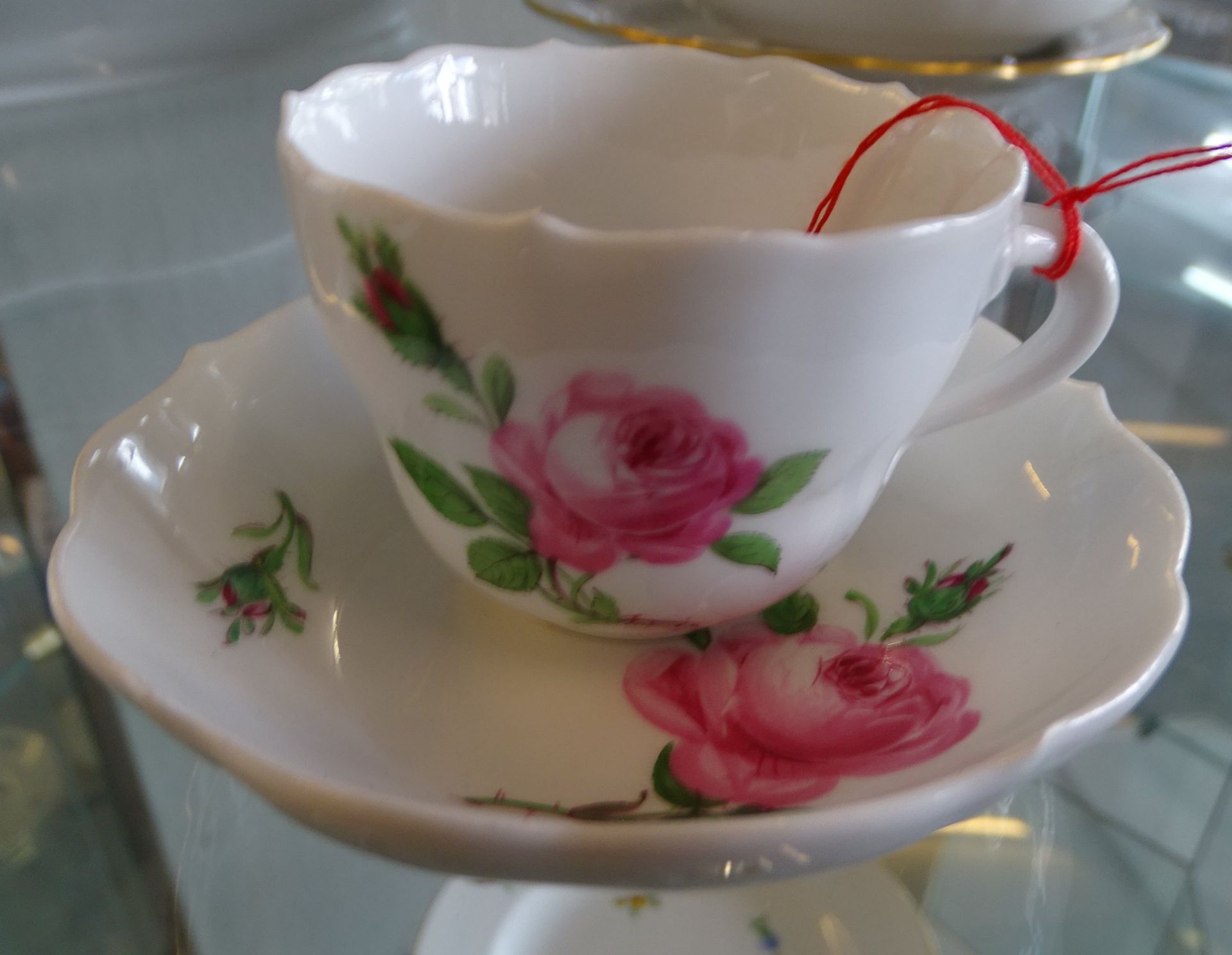 Mokka-Tasse mit U.T. "Meissen" Rote Rose, Schwerter durchschliffen