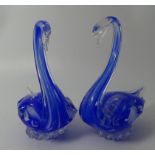 2 Glasschwäne, blau/weiss, H-15 cm, L-15 cm