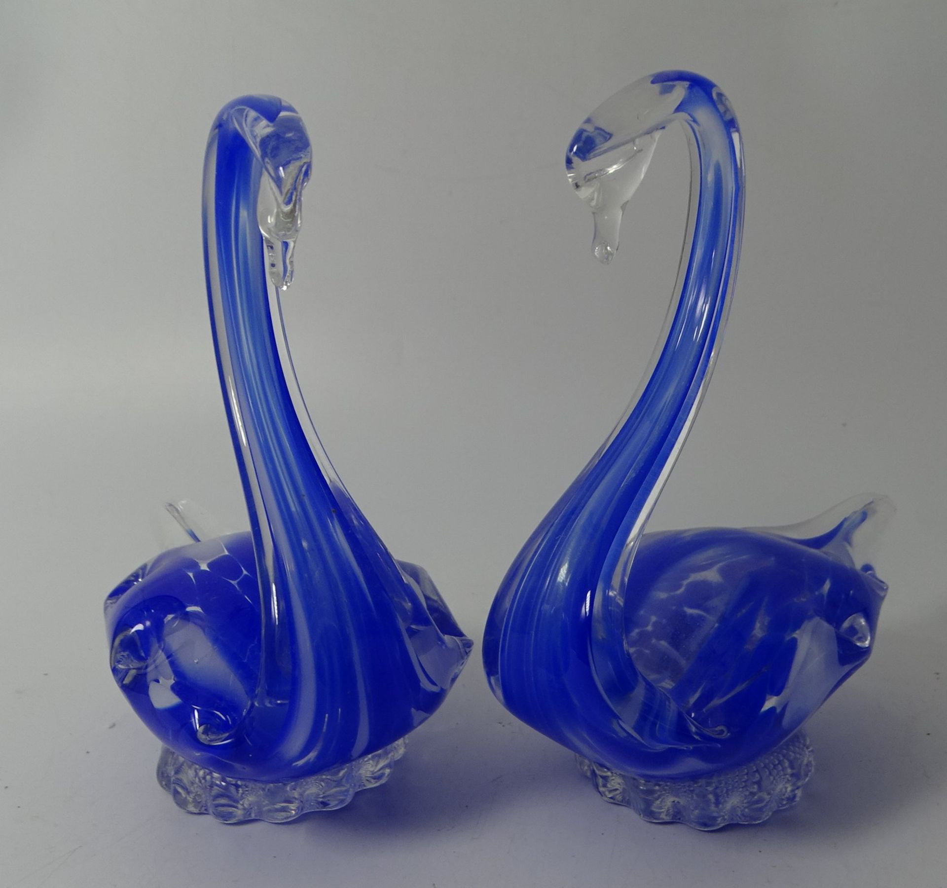 2 Glasschwäne, blau/weiss, H-15 cm, L-15 cm