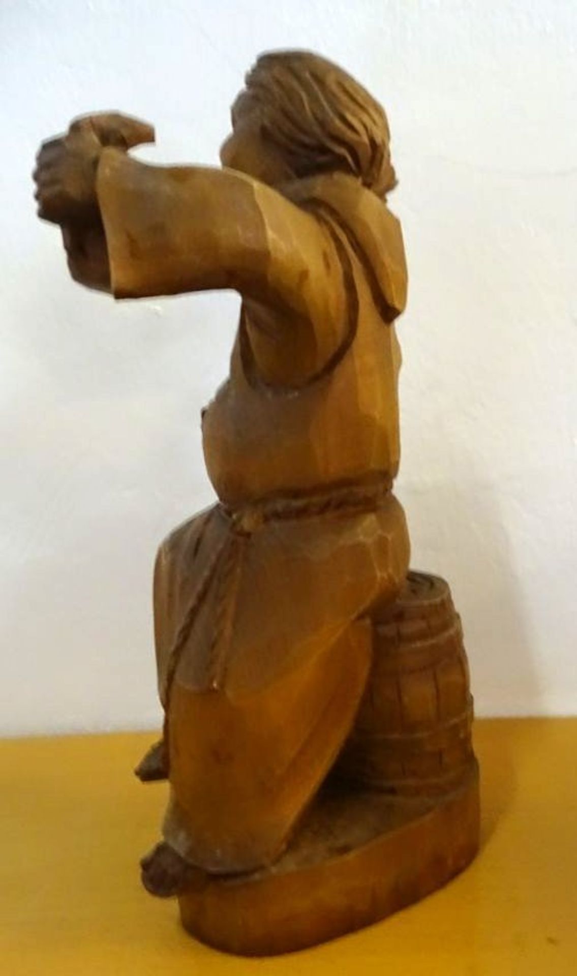 Holzschnitzerei "Frau mit Bierkrug", H-37 cm - Bild 4 aus 6