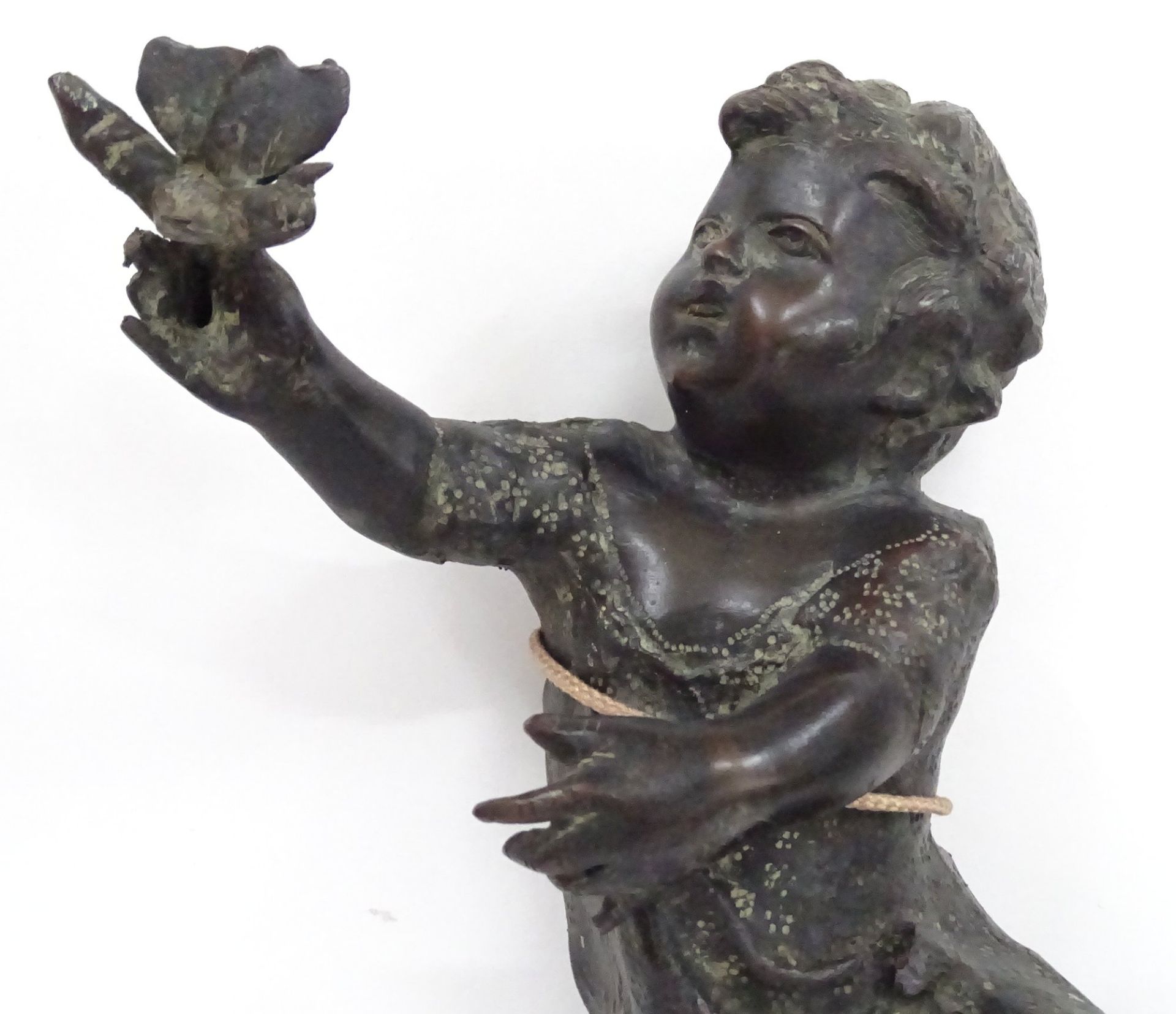 Bronze-Putto mit Schmetterling, Altersspuren, 1  Flügel fehlt, wohl irgendwo montiert?,18/19 Jhd. H - Bild 2 aus 5