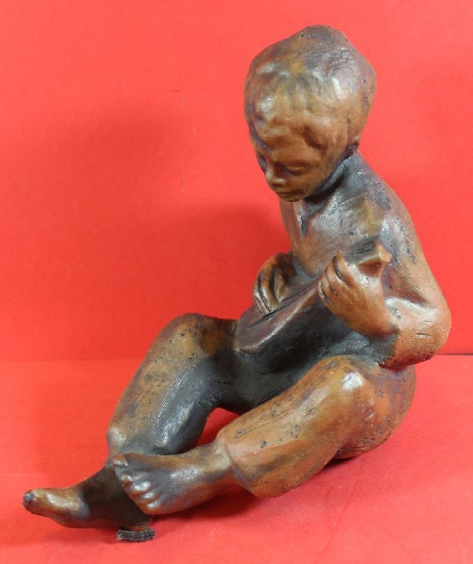 Terrakotta Figur eines Mandoline spielenden Jungen, H-20 cm, L-20 cm - Bild 3 aus 4