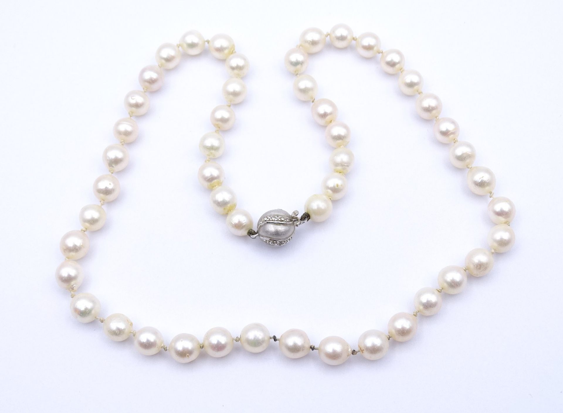 Perlen Halskette mit Weißgold Verschluss 585/000, besetz von Diamanten (0,02ct.), L. 41,5cm, D. 6,4