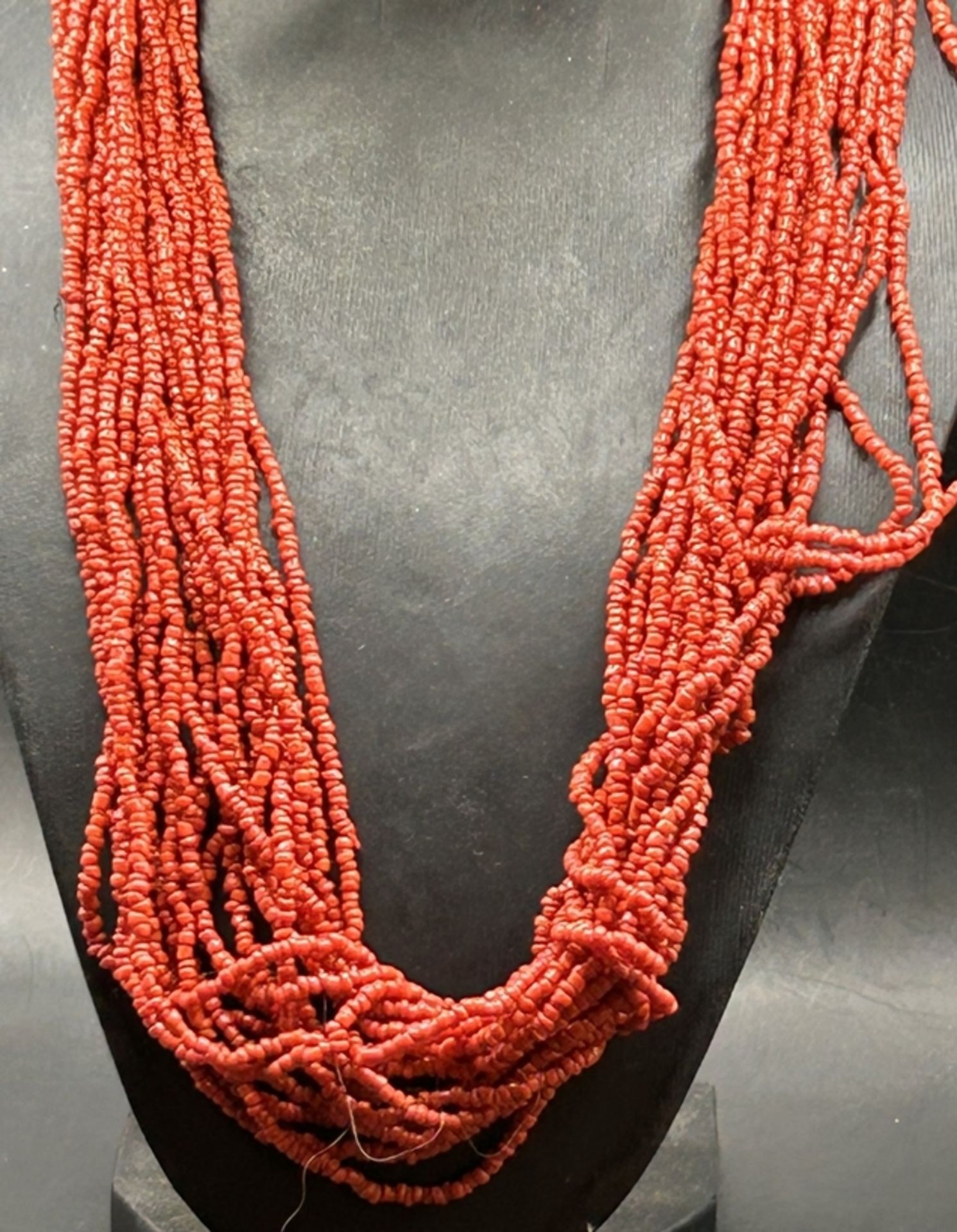 vielreihige rote Korallen-Halskette, ca. 80 gr., L-ca. 53 cm