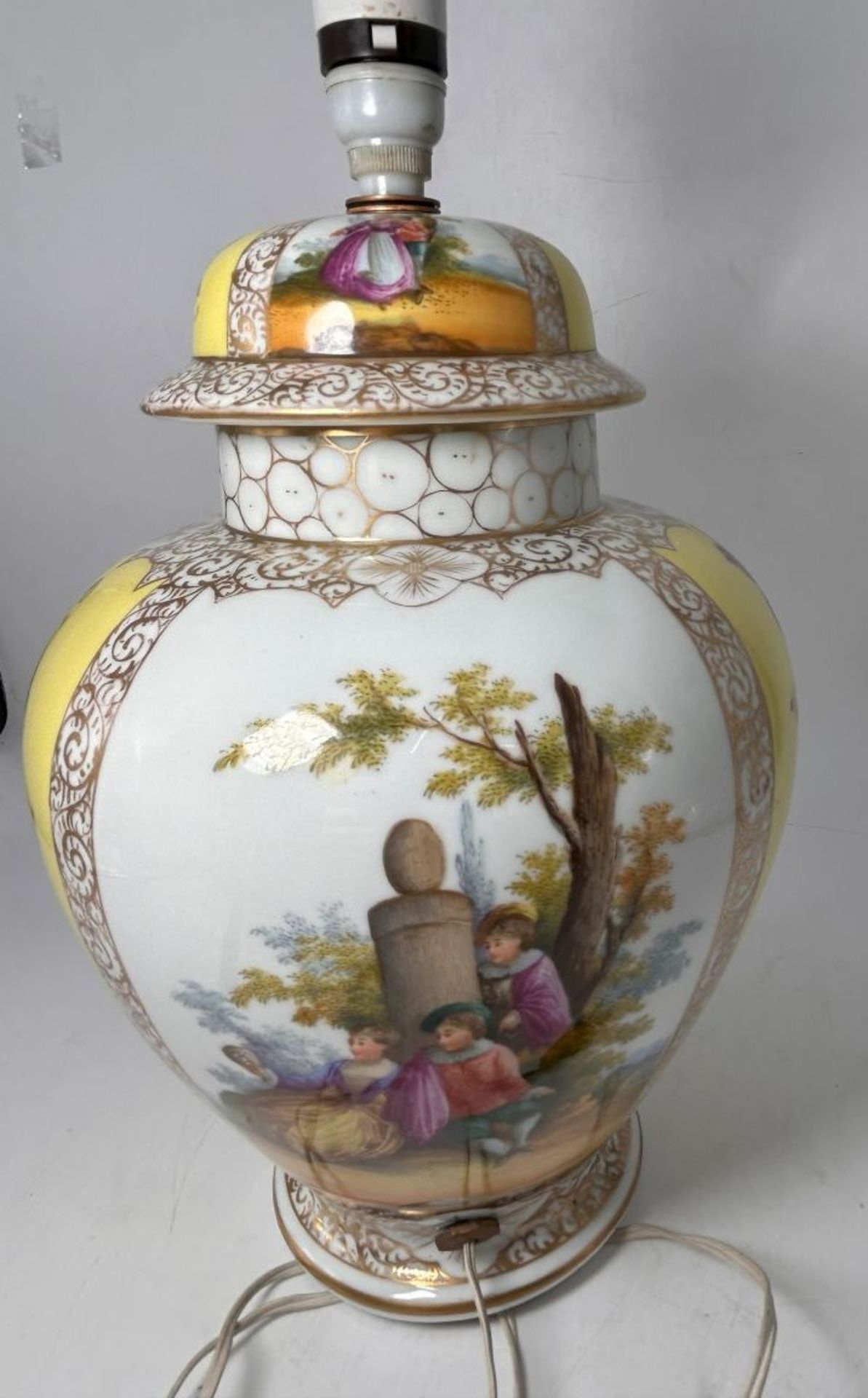 Potpouri-DDeckelvase mit Kinder-und Blumenbeamung, umgebaut als Tischlampe, wohl Meissen? Schwerter - Bild 4 aus 8