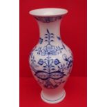 Vase "Meissen" Zwiebelmuster, H-24 cm, 1.Wahl