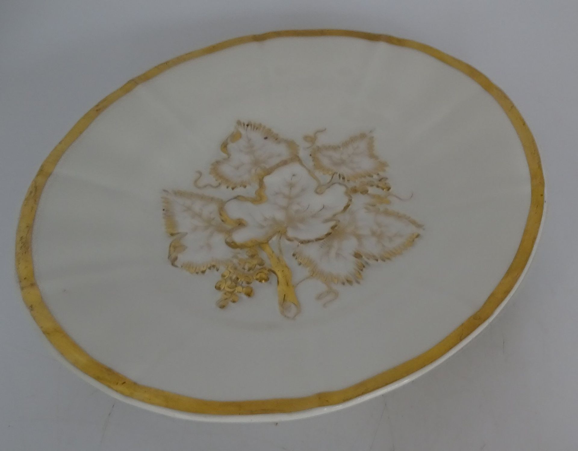runder Teller mit Blätter-Relief, Goldstaffage etwas berieben "KPM" Krister, D-22,5 cm - Bild 4 aus 5