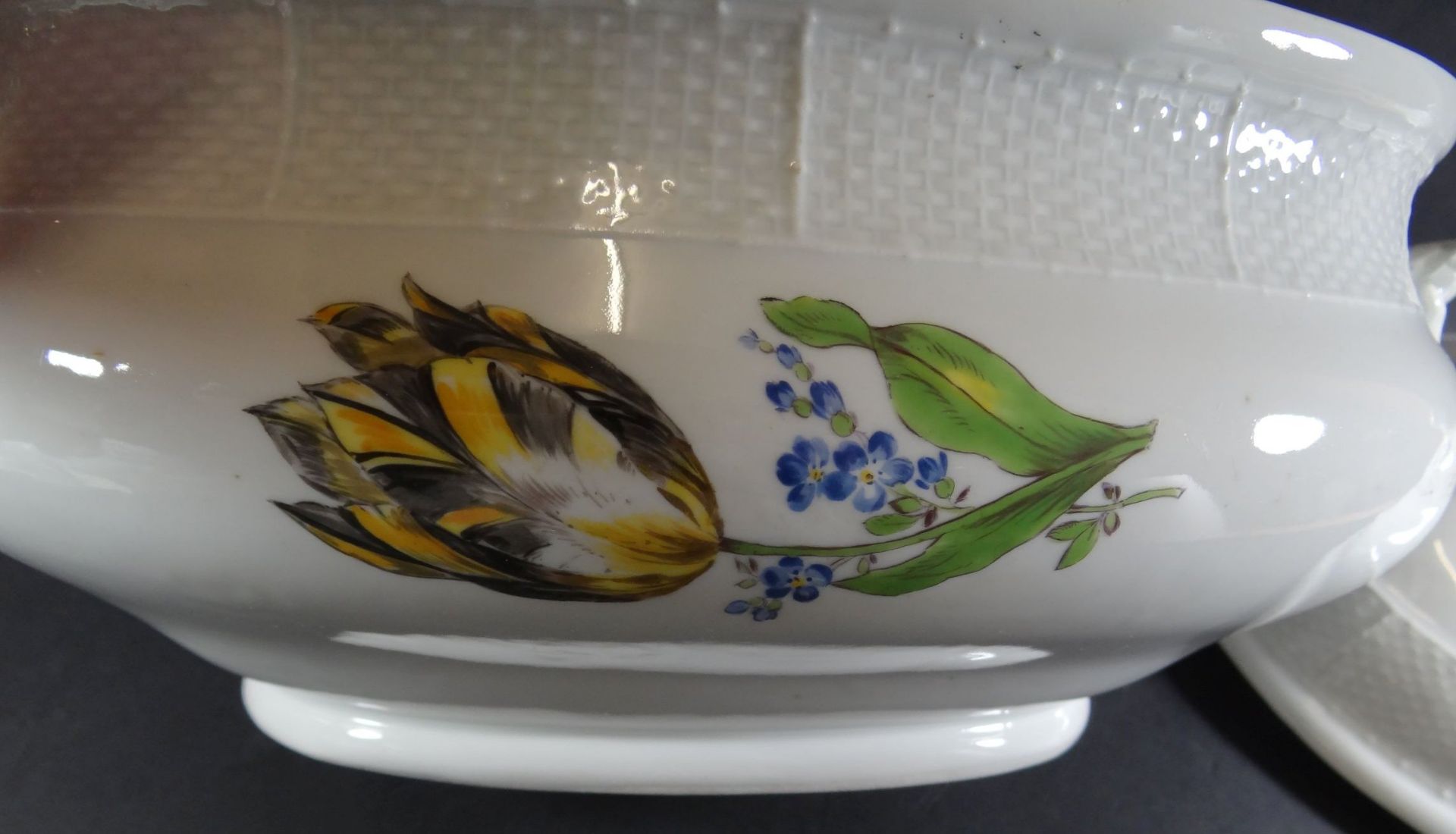 ovoide grosse Deckelterrine "Meissen" Blumendekor, Schwerter durchschliffen,  H-24 cm, 32x22 cm, gu - Bild 7 aus 9