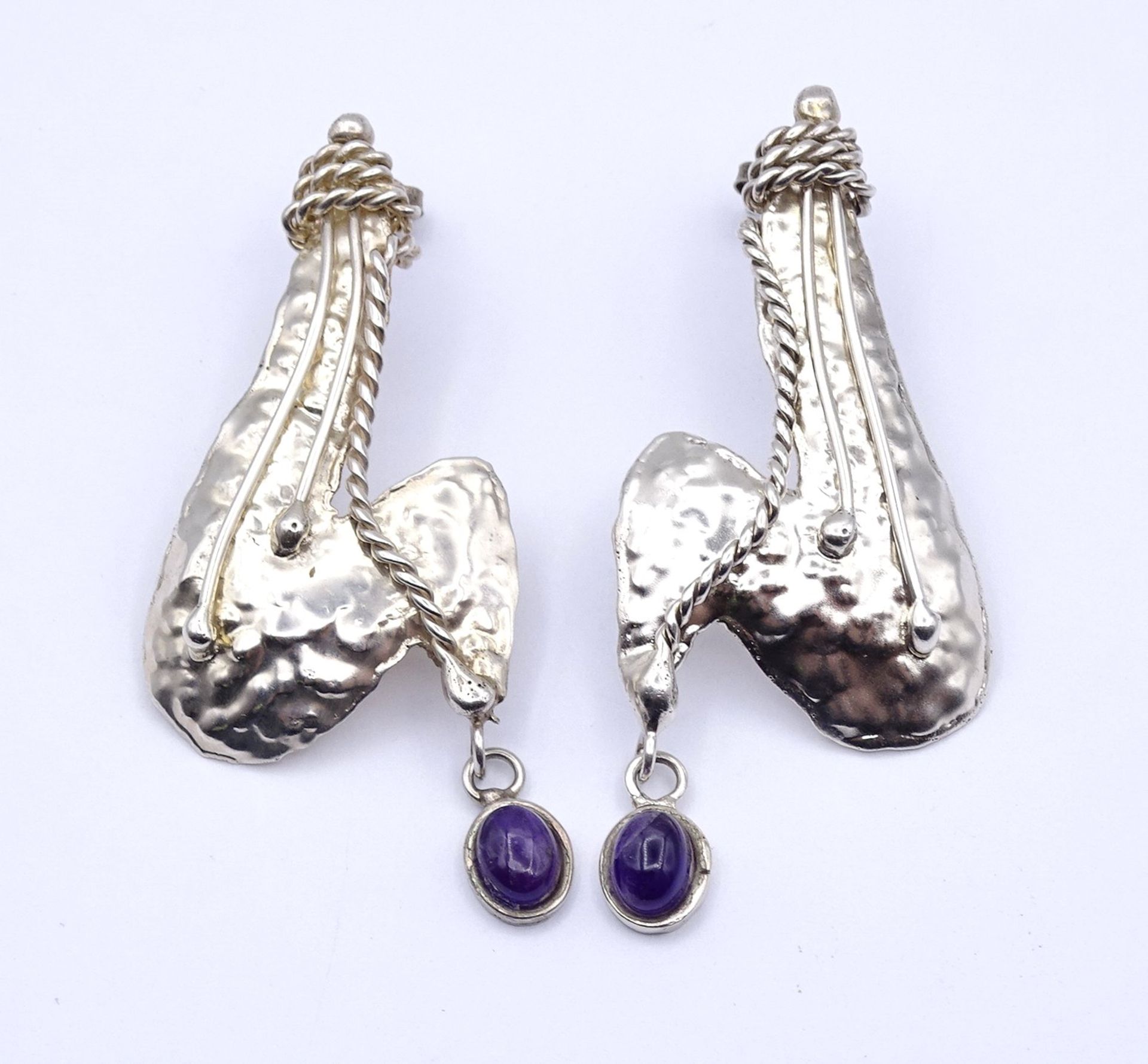 Paar große Ohrstecker mit Amethyst Cabochons, Silber gepr., 1x Cabochon beschädigt, L. 7,5cm, zus.1