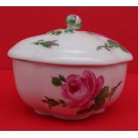 kl. ovale Deckeldose "Meissen" rote Rose, 2.Wahl, H-7 cm, 10x8,5 cm