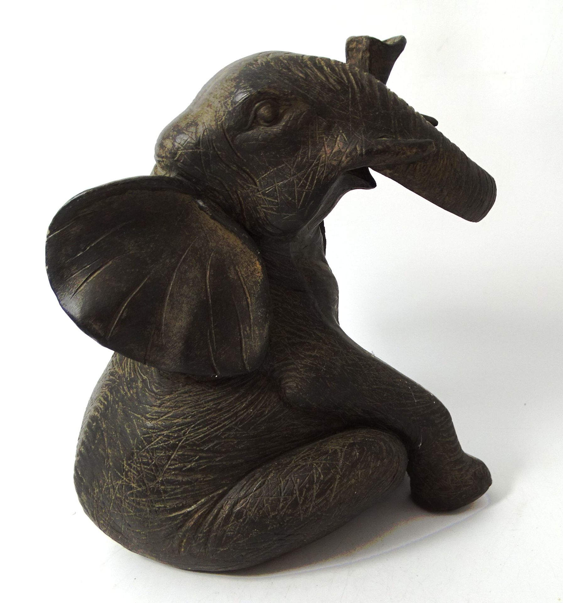 sitzender Elefant aus Polyresin, H-22 cm, eine Stossstange mit Abplatzer - Image 3 of 6
