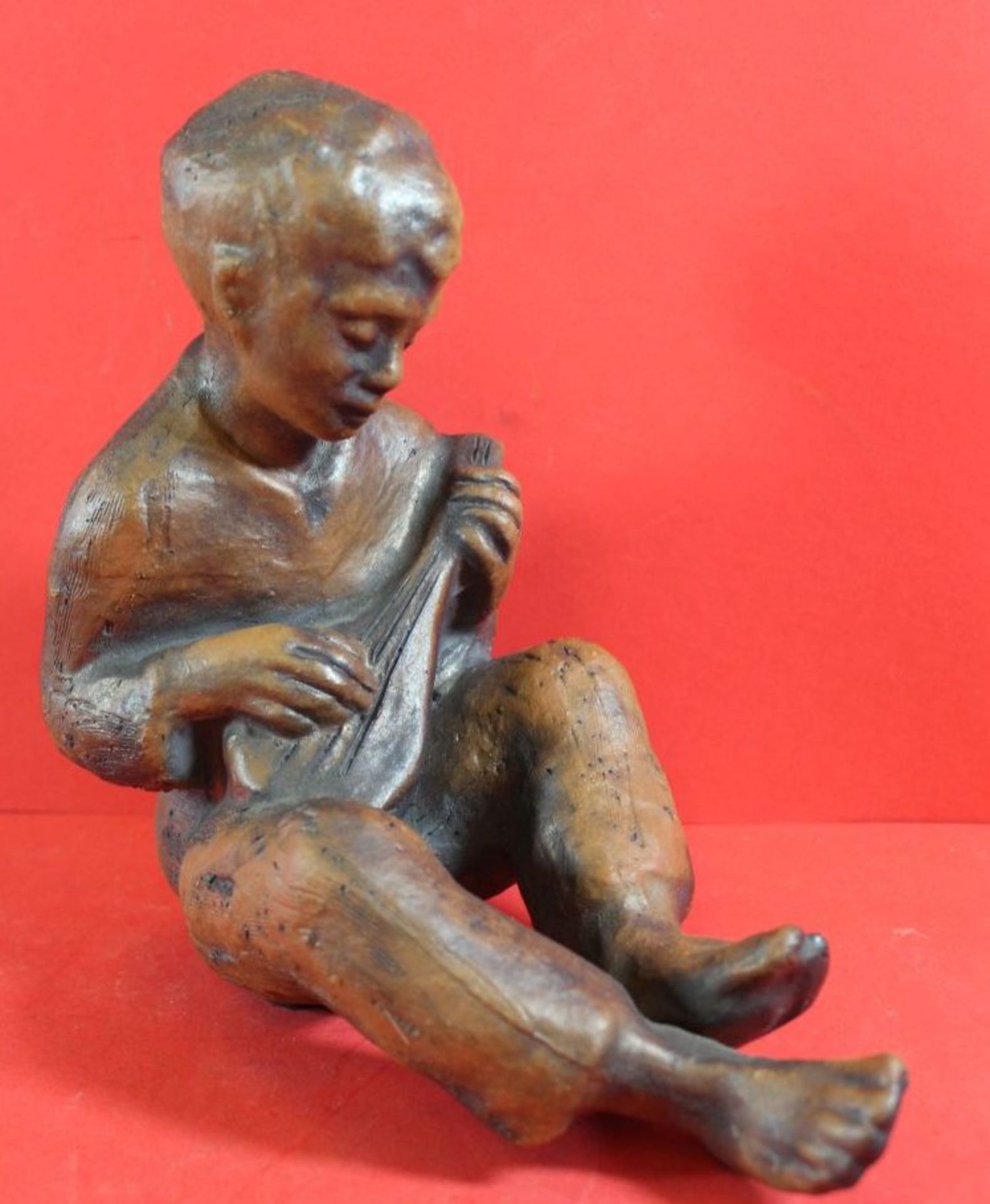 Terrakotta Figur eines Mandoline spielenden Jungen, H-20 cm, L-20 cm