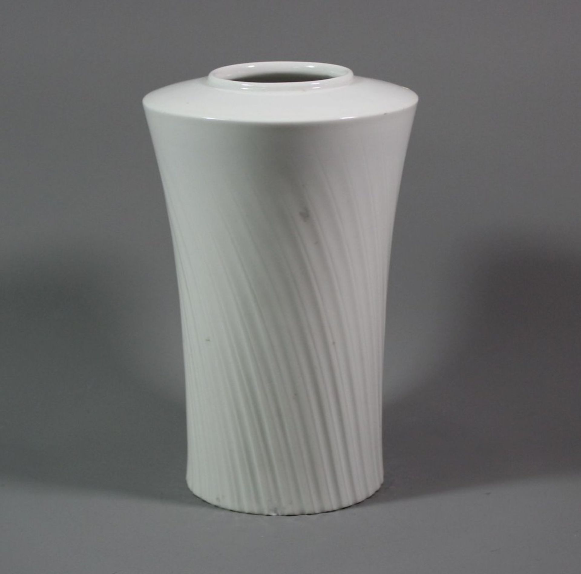 Vase, KPM Berlin, Weißporzellan, am Stand Chip, H-16cm.