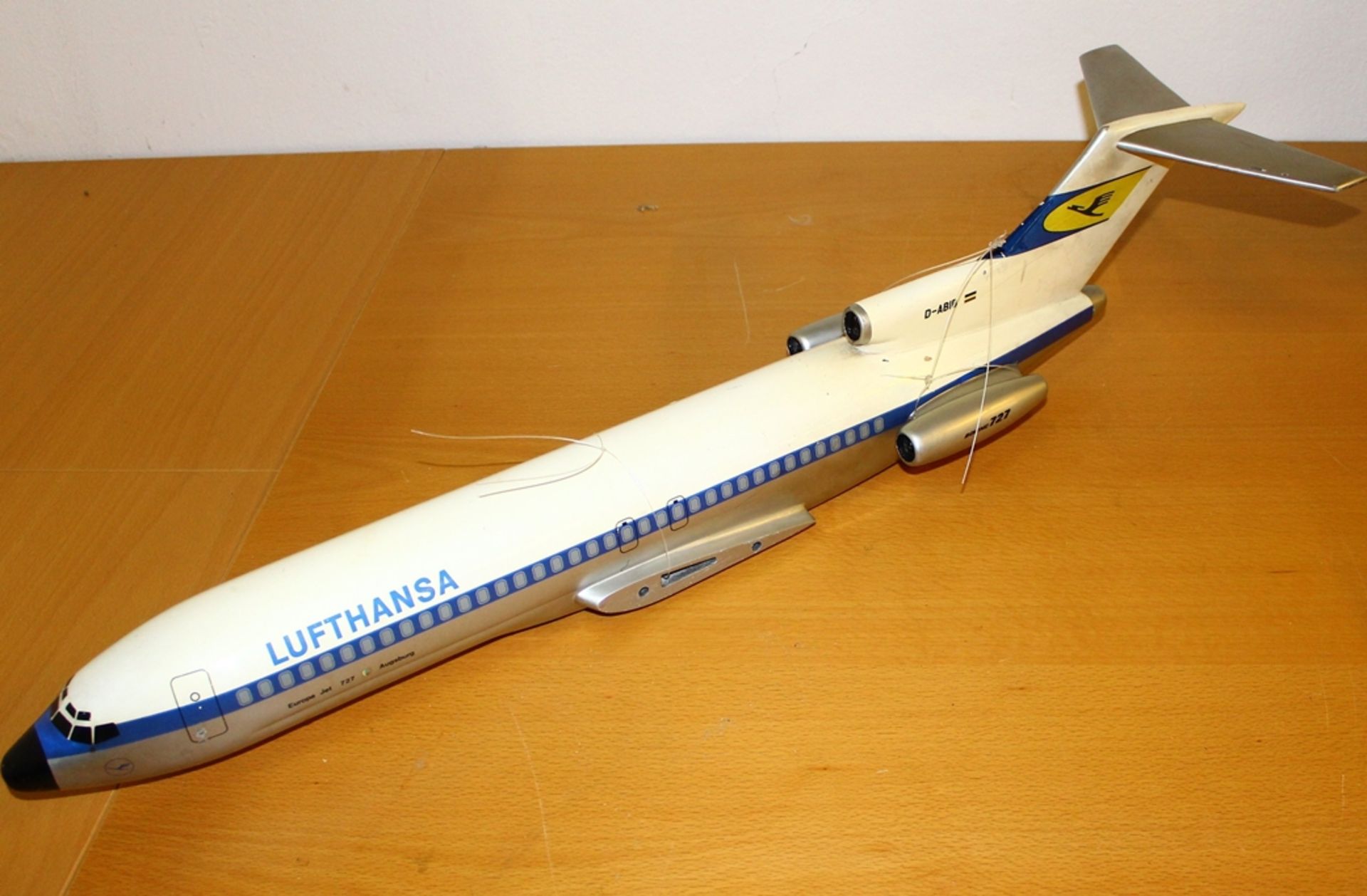 grosses Flugzeug-Rumpf Modell einer Lufthansa Boening 727-Augsburg, Metall, Flügel fehlen, L-90 cm, - Image 4 of 7