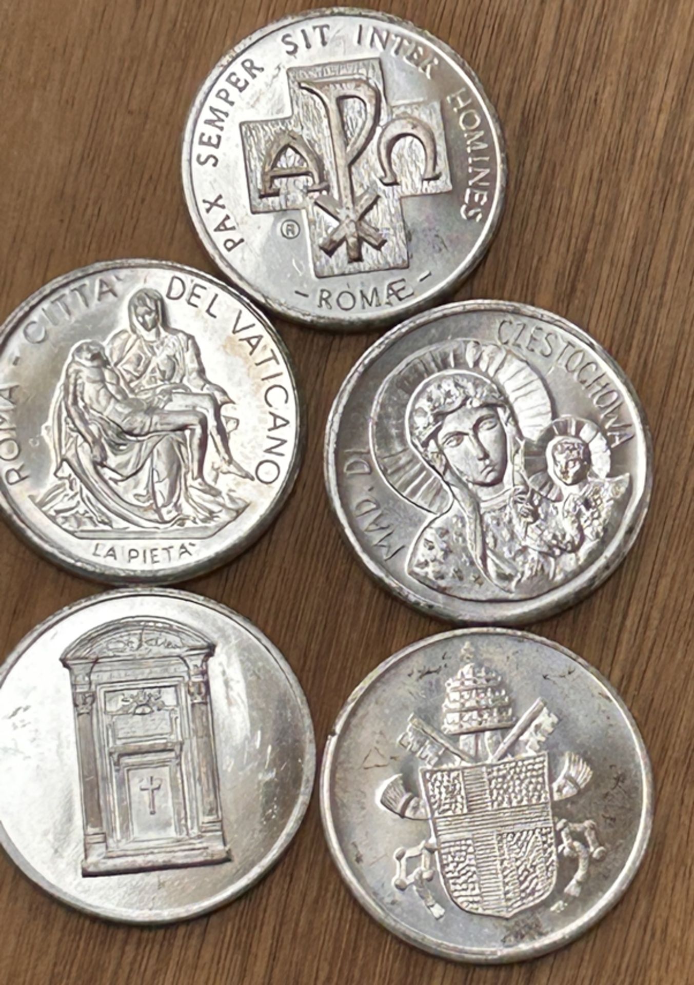 5 Medaillen Johannes Paulus II mit Vatikan Kunstwerken etc, versilbert, stempelglasz