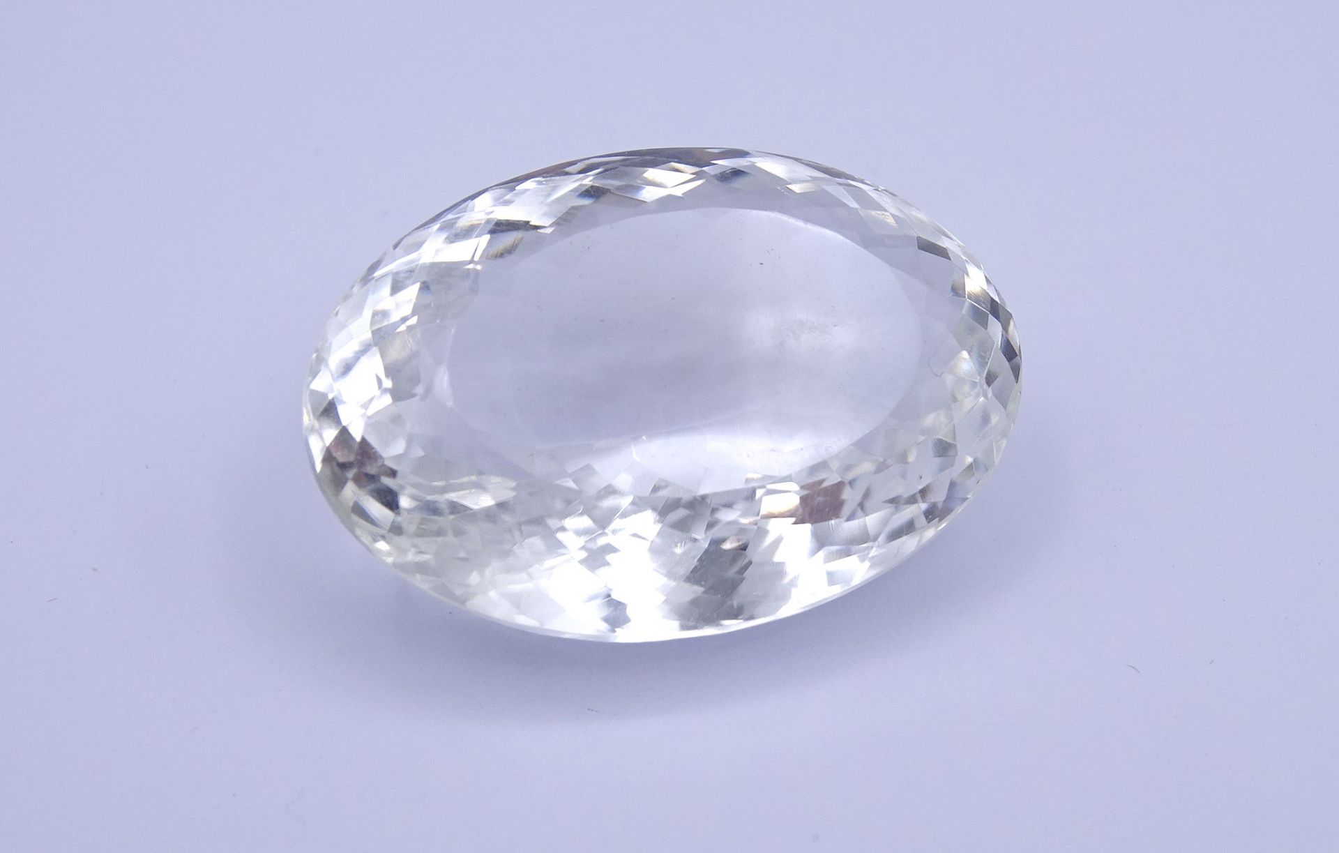 Oval facc. Bergkristall, 90,7ct., 36,2x24,9x15,9mm - Bild 2 aus 3