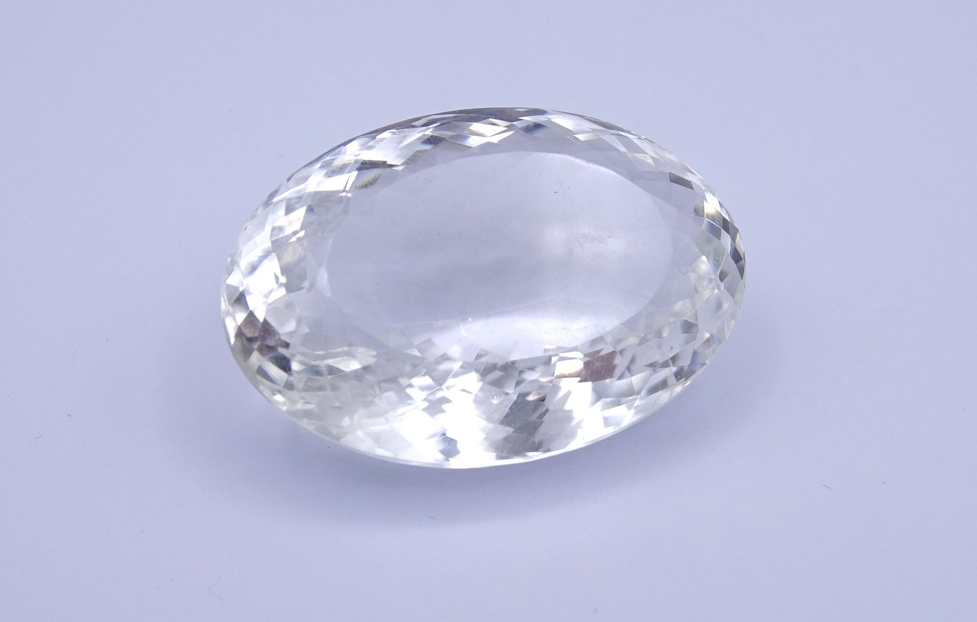 Oval facc. Bergkristall, 90,7ct., 36,2x24,9x15,9mm - Image 2 of 3