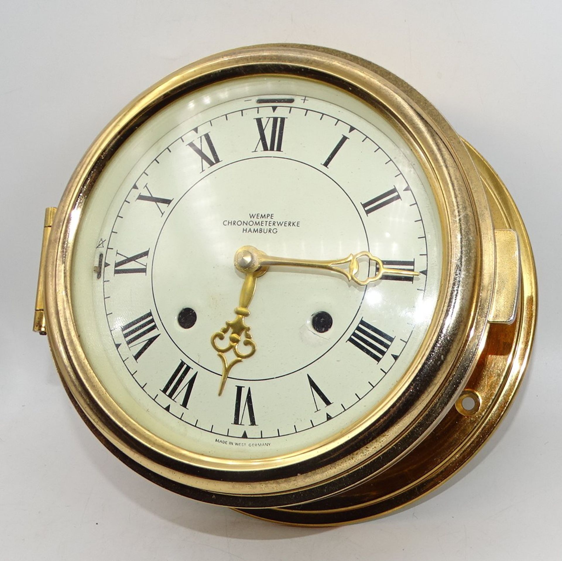 gr. Messing Schiffsuhr "Wempe Chronometerwerke Hamburg" bezeichnet, Batteriewerk, D-ca. 19 cm, T-10 - Image 2 of 4