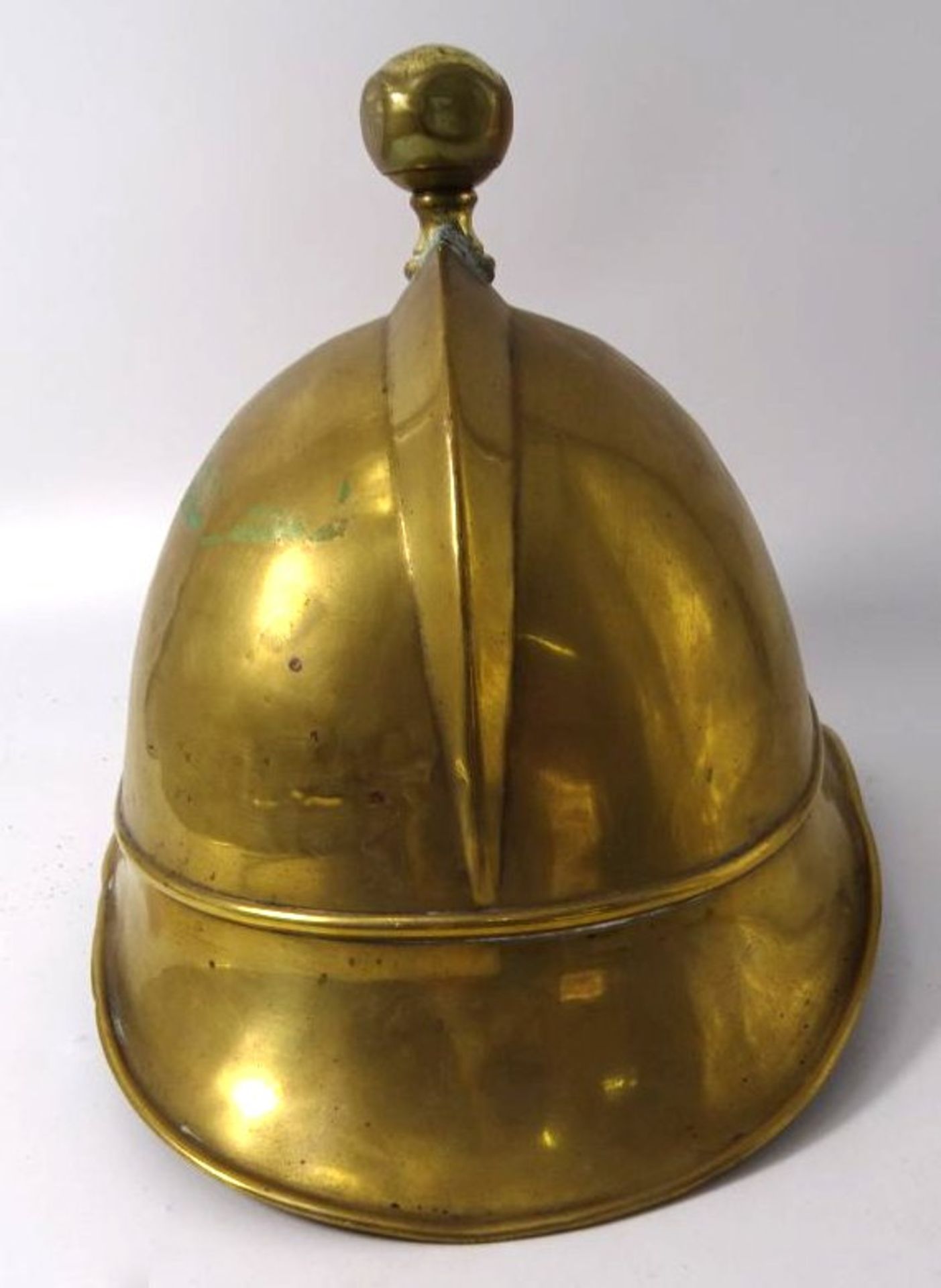 Feuerwehrhelm aus Messing, wohl süddeutsch um 1900, Dellen, - Bild 3 aus 5