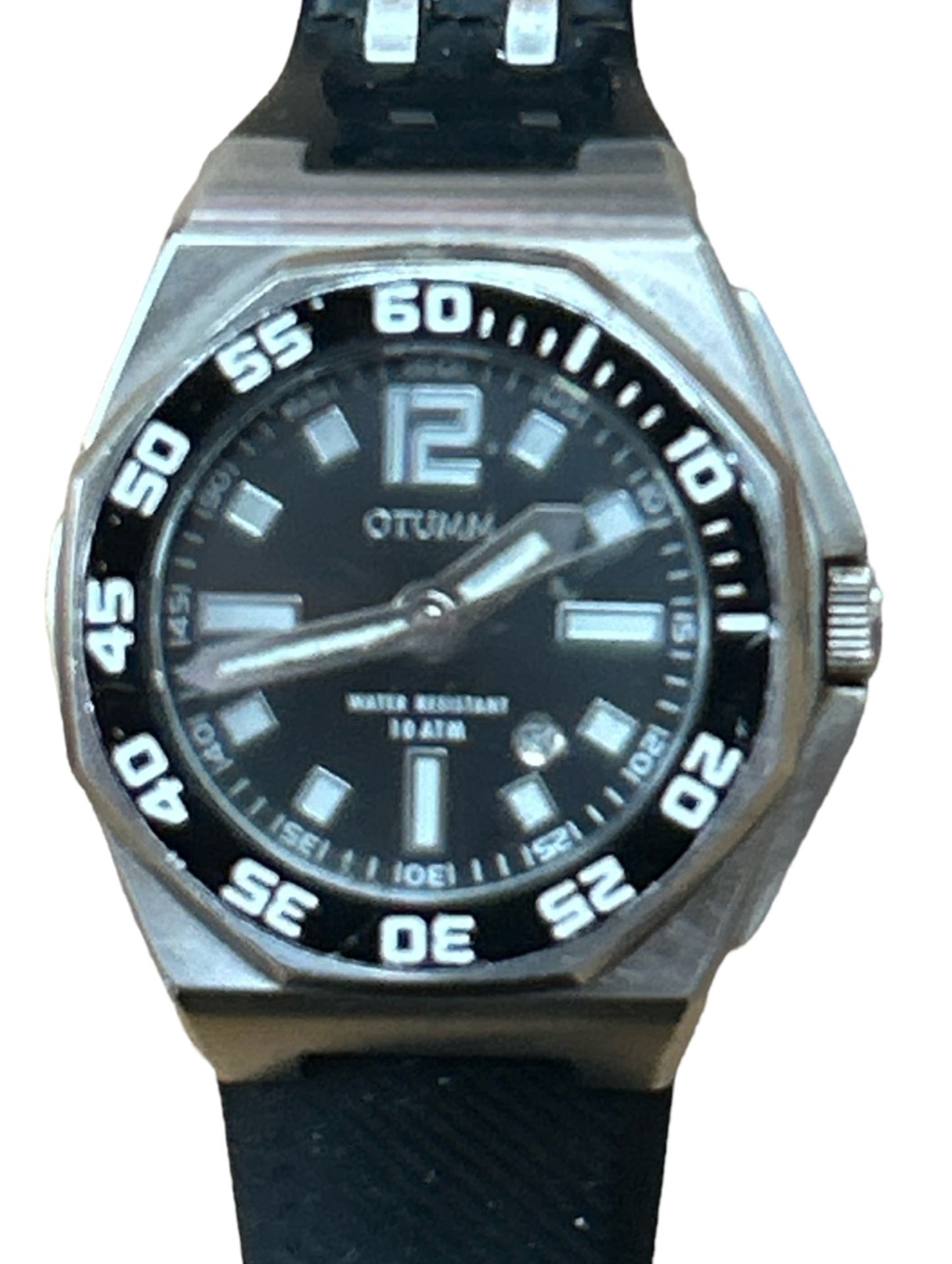 Otumm Herrenarmbanduhr mit Datum 50mm  Stahl mit orig. schwarzen  Silikon Armband, Quartzwerk läuft - Bild 2 aus 4