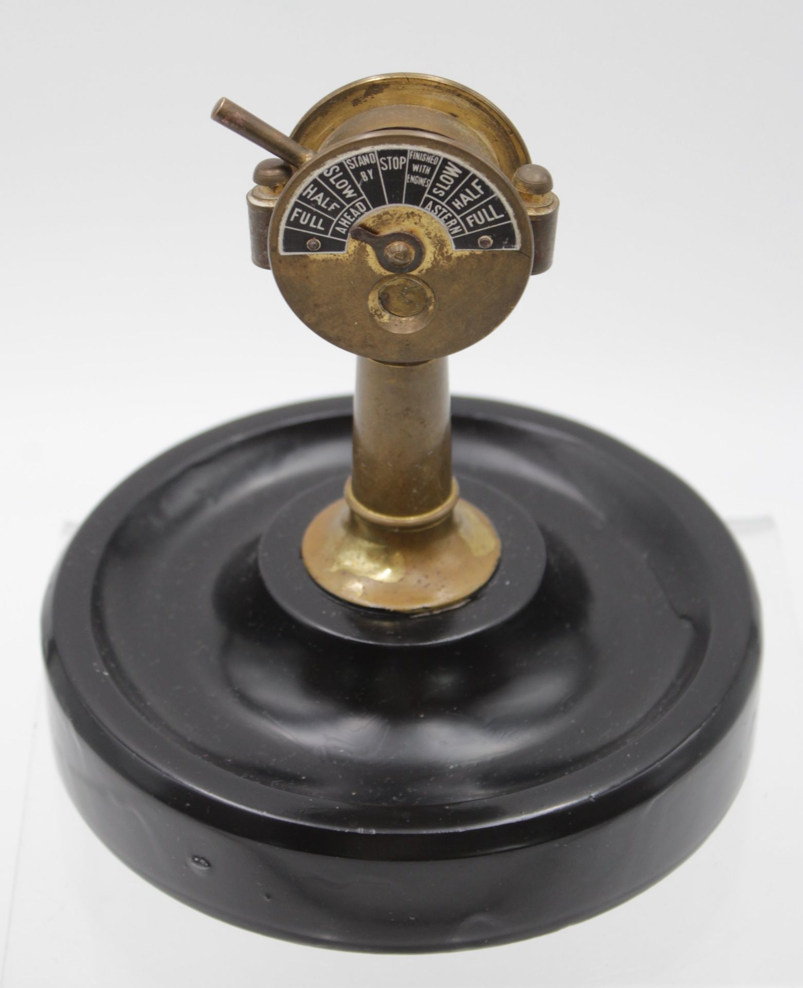 Ascher mit kl, Zigarrenschneider in Form eines Maschinentelegraphs, ca. H-13cm D-13,5cm. - Bild 2 aus 5