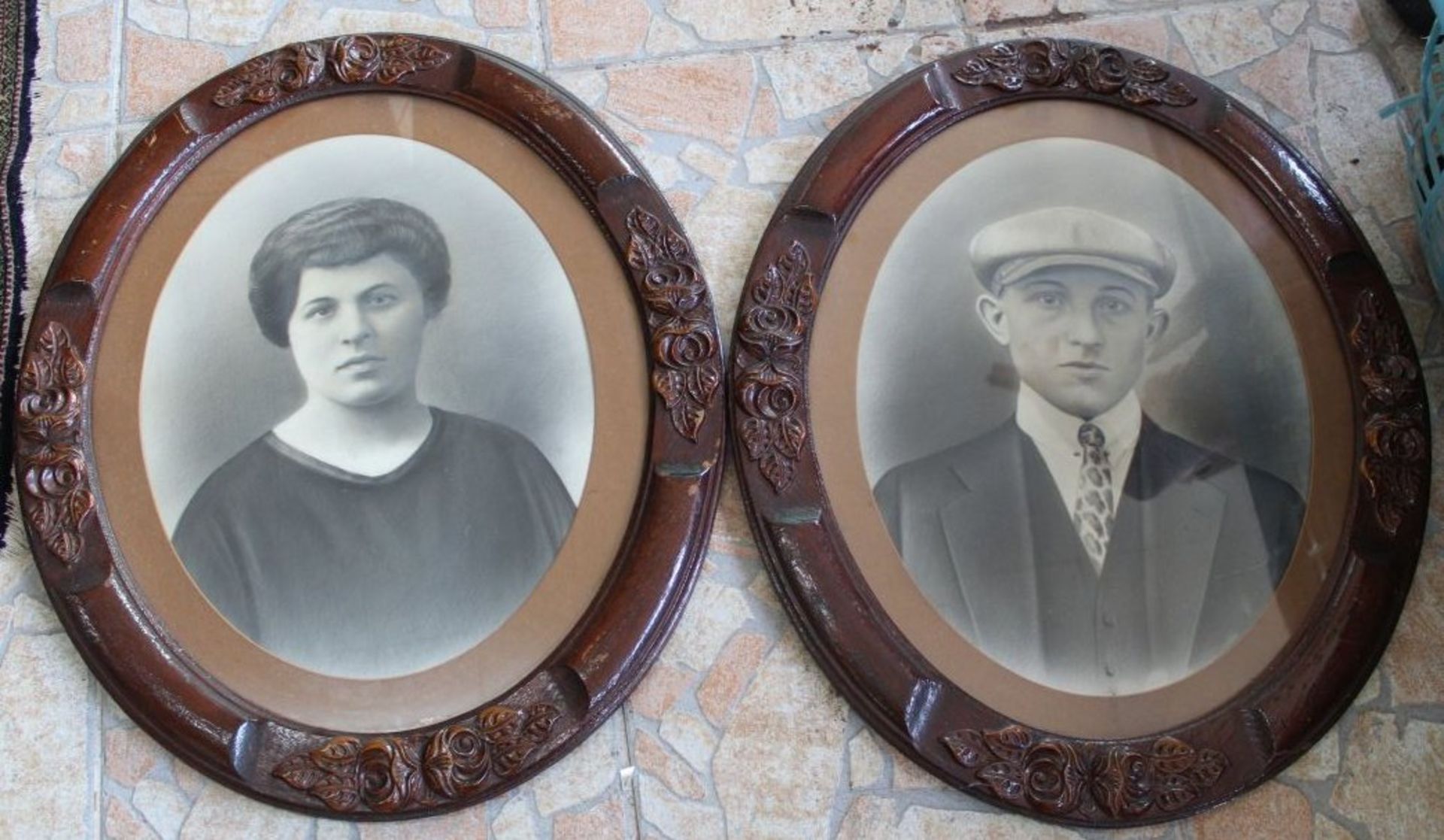 2 Foto Portraits eines jungen Paares um 1920 in schönen, beschnitzten ovalen Holzrahmen/Glas, RG ca - Bild 2 aus 6