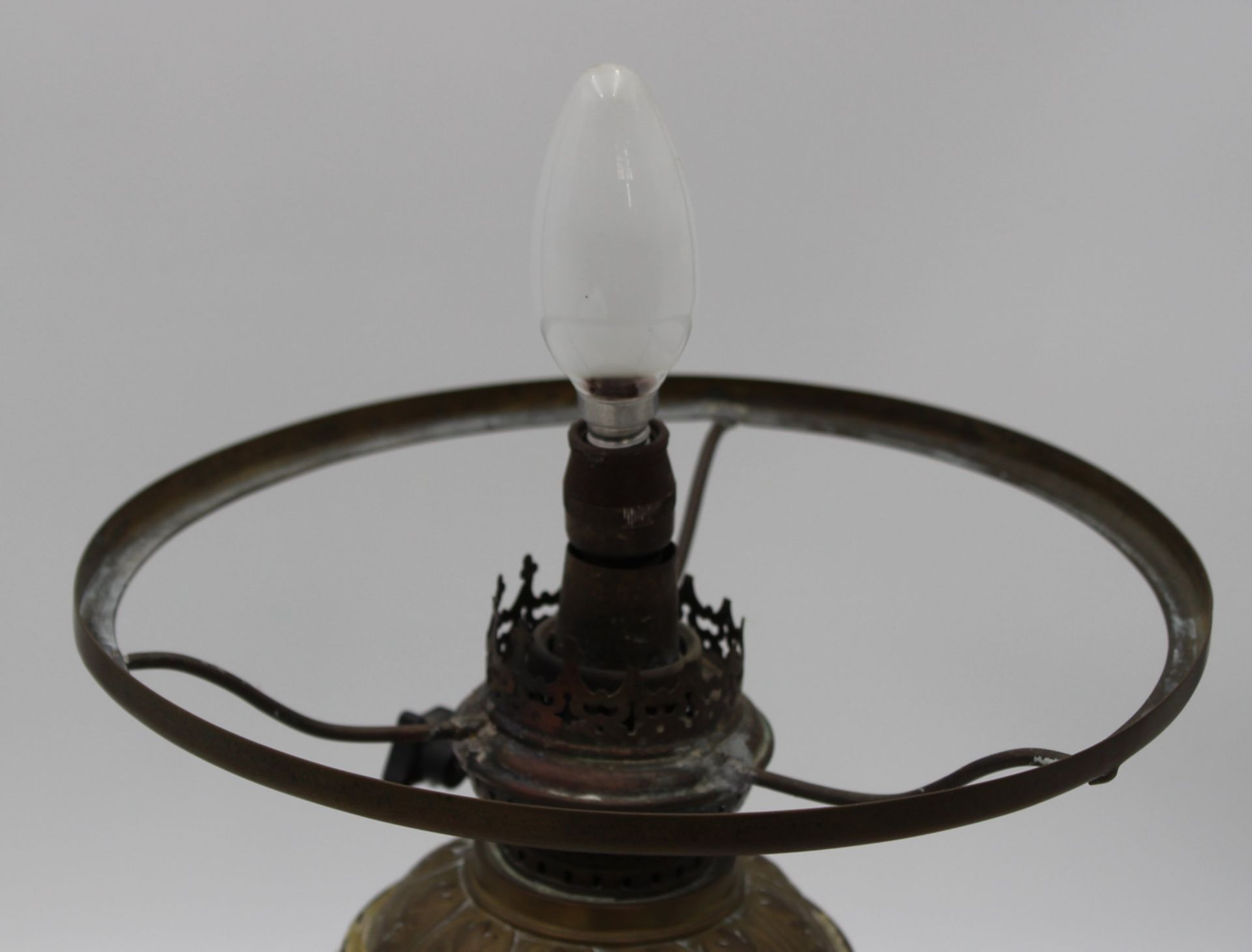Tischlampe, elektrifizierte Petroleumlampe, Korpus 19. Jhd., florale Bemalung, H-46,5cm. - Image 3 of 3