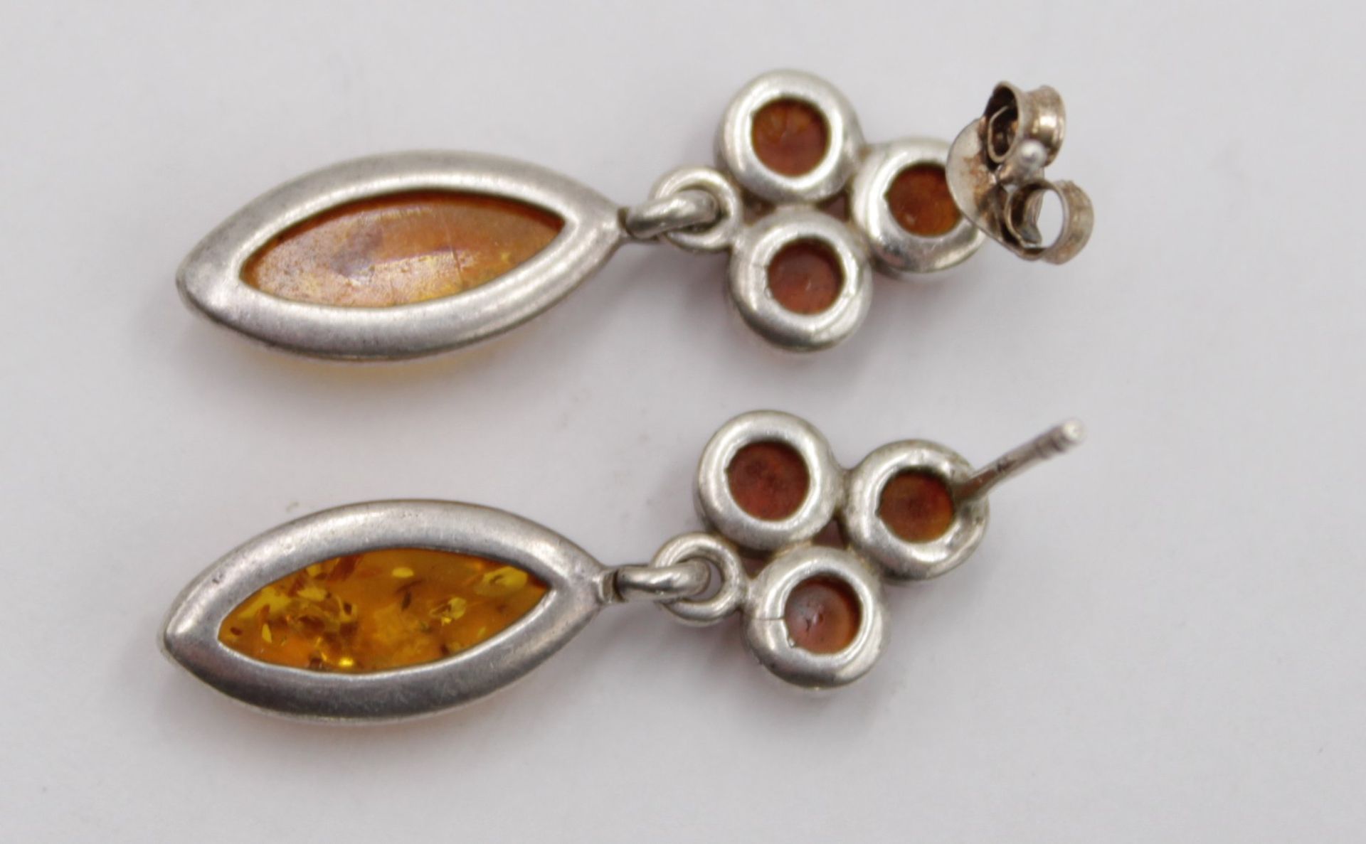 Paar 925er Silber-Ohrstecker mit Bersnteinen, zus. 2,6gr., ca. 2,8cm, 1x Schieber fehlt - Bild 2 aus 3