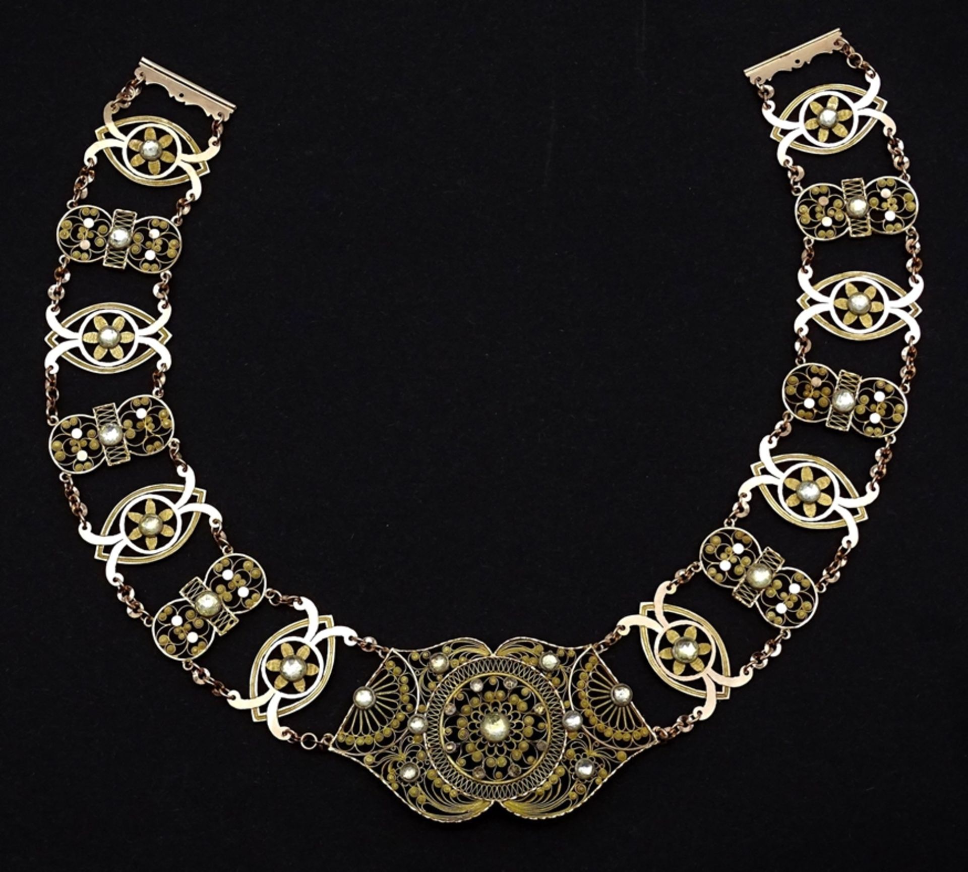 Antikes filigranes Gold Collier um 14K , wohl Friesland, Gold gepr., mit Strass, L. 36cm, 38g. - Image 8 of 16