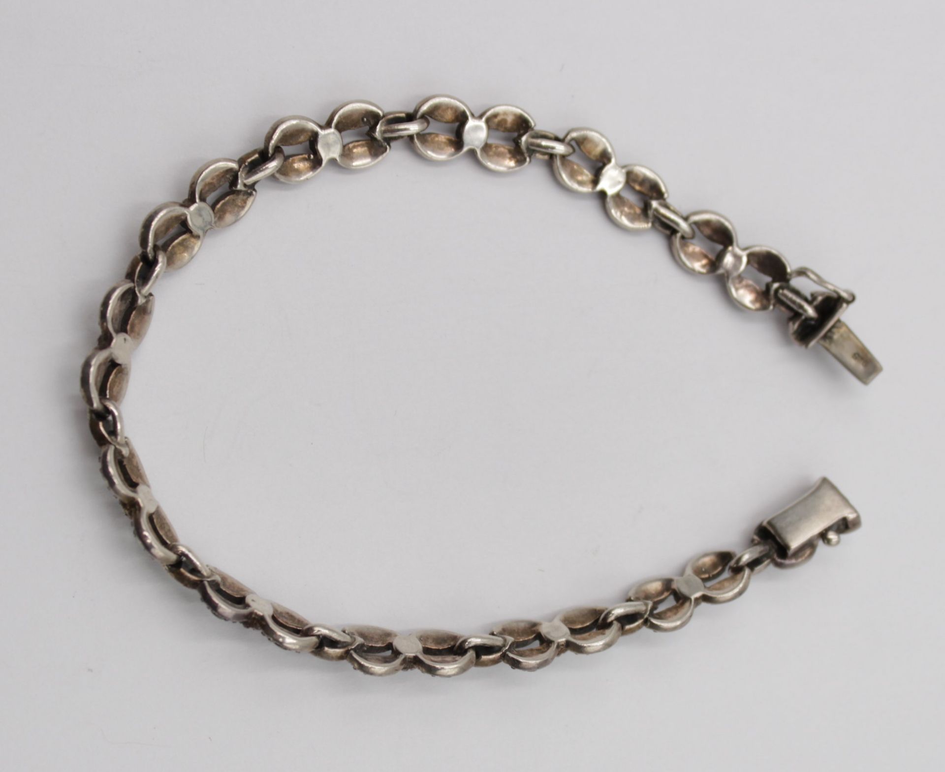 Armband, 925er Silber, Markasitenbesatz, wohl um 1920, 14,5gr., L-20,5cm. - Image 4 of 5