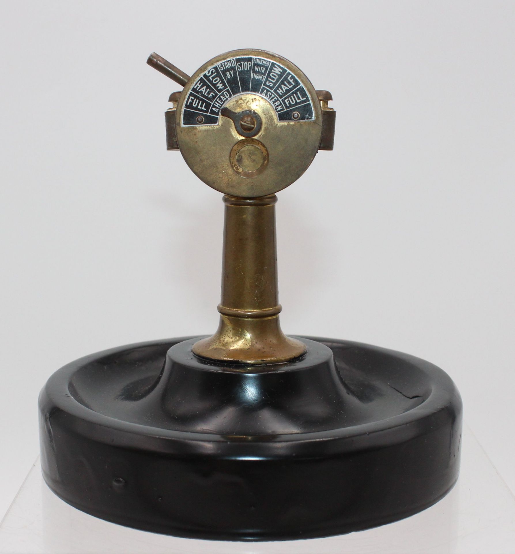 Ascher mit kl, Zigarrenschneider in Form eines Maschinentelegraphs, ca. H-13cm D-13,5cm.
