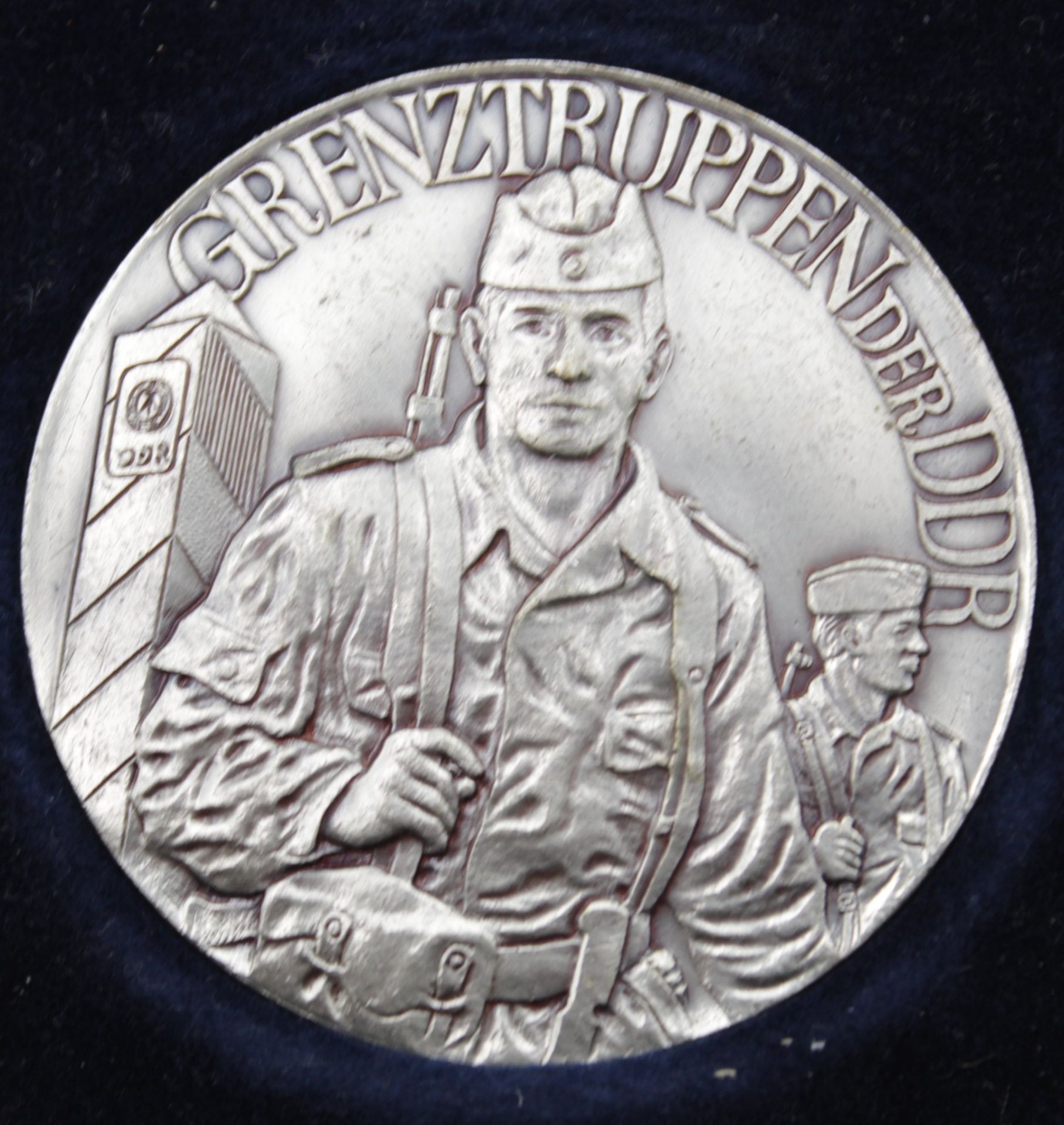Medaille, Grenztruppen der DDR, versilbert, orig. Etui, D-6cm. - Image 2 of 3