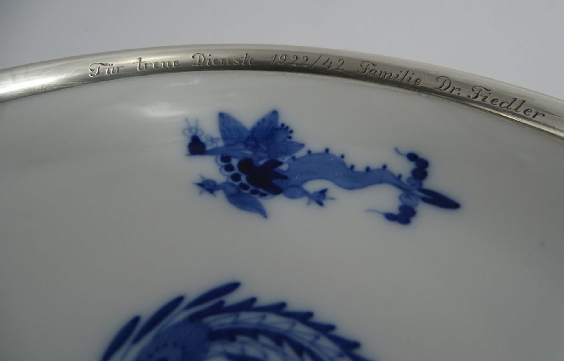 runde Schale "Meissen" blauer Drache, Silberrand mit Widmung "Für treue Dienste 1922/42, Fam. Dr. F - Image 3 of 6