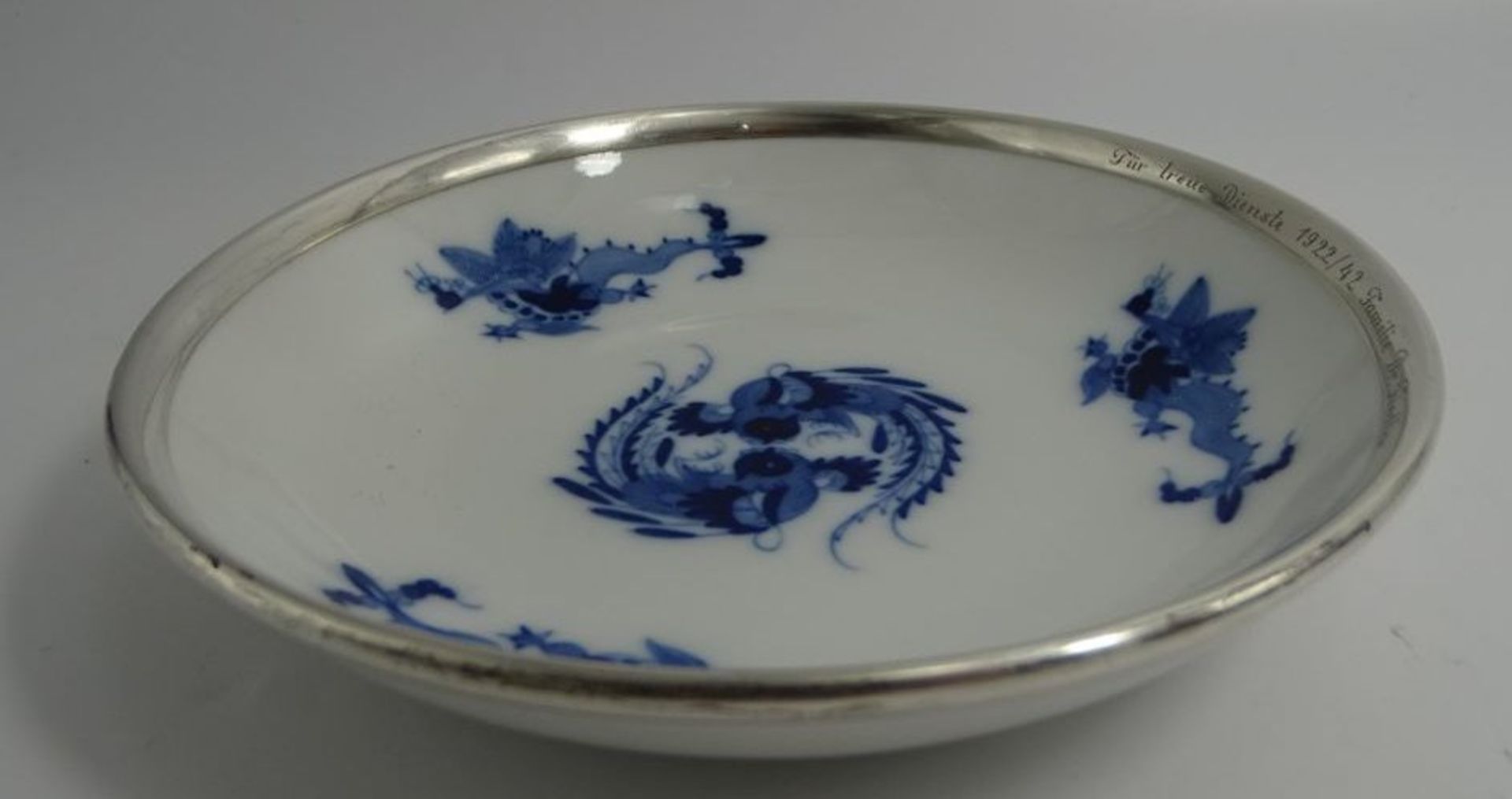 runde Schale "Meissen" blauer Drache, Silberrand mit Widmung "Für treue Dienste 1922/42, Fam. Dr. F - Image 2 of 6