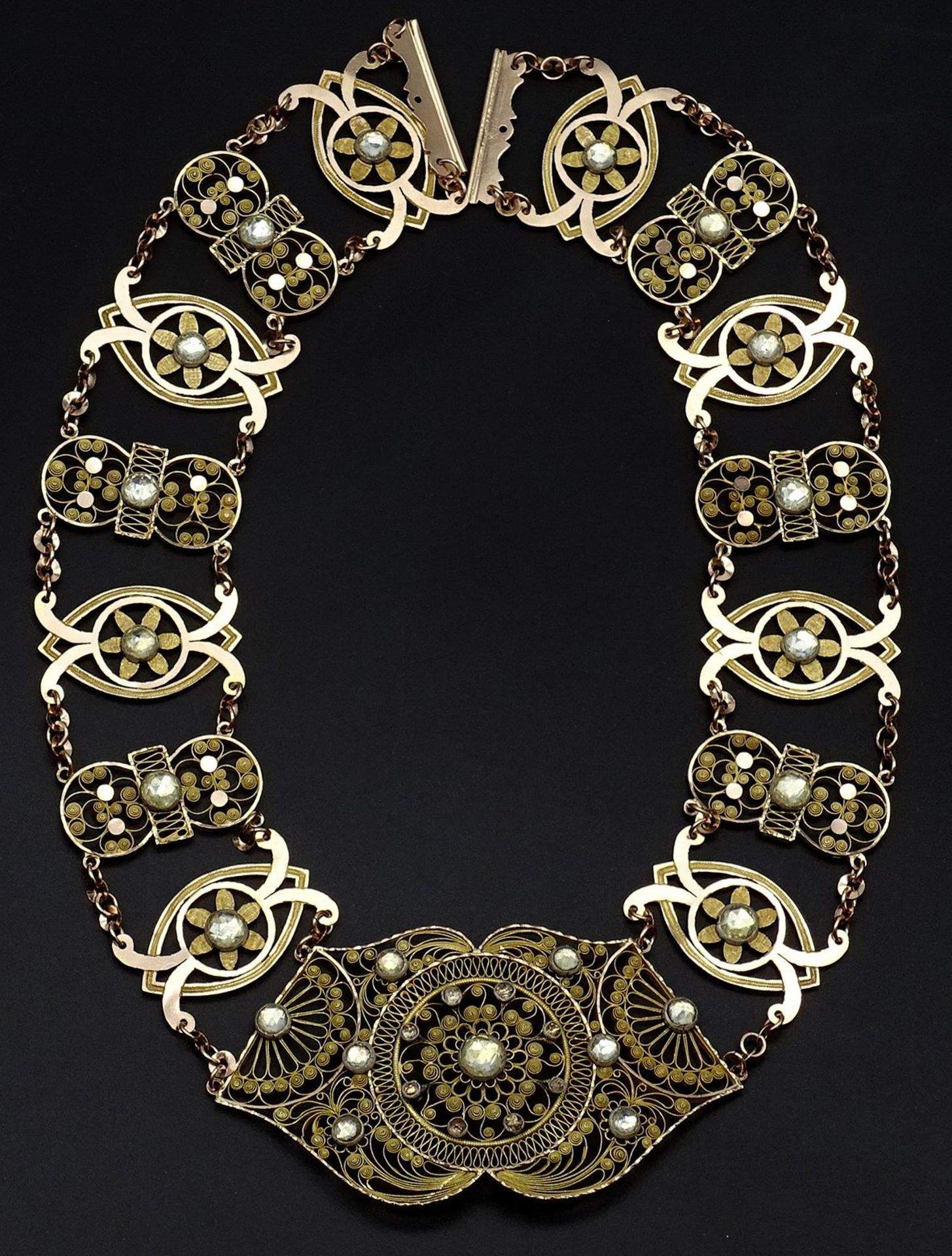 Antikes filigranes Gold Collier um 14K , wohl Friesland, Gold gepr., mit Strass, L. 36cm, 38g. - Bild 3 aus 16