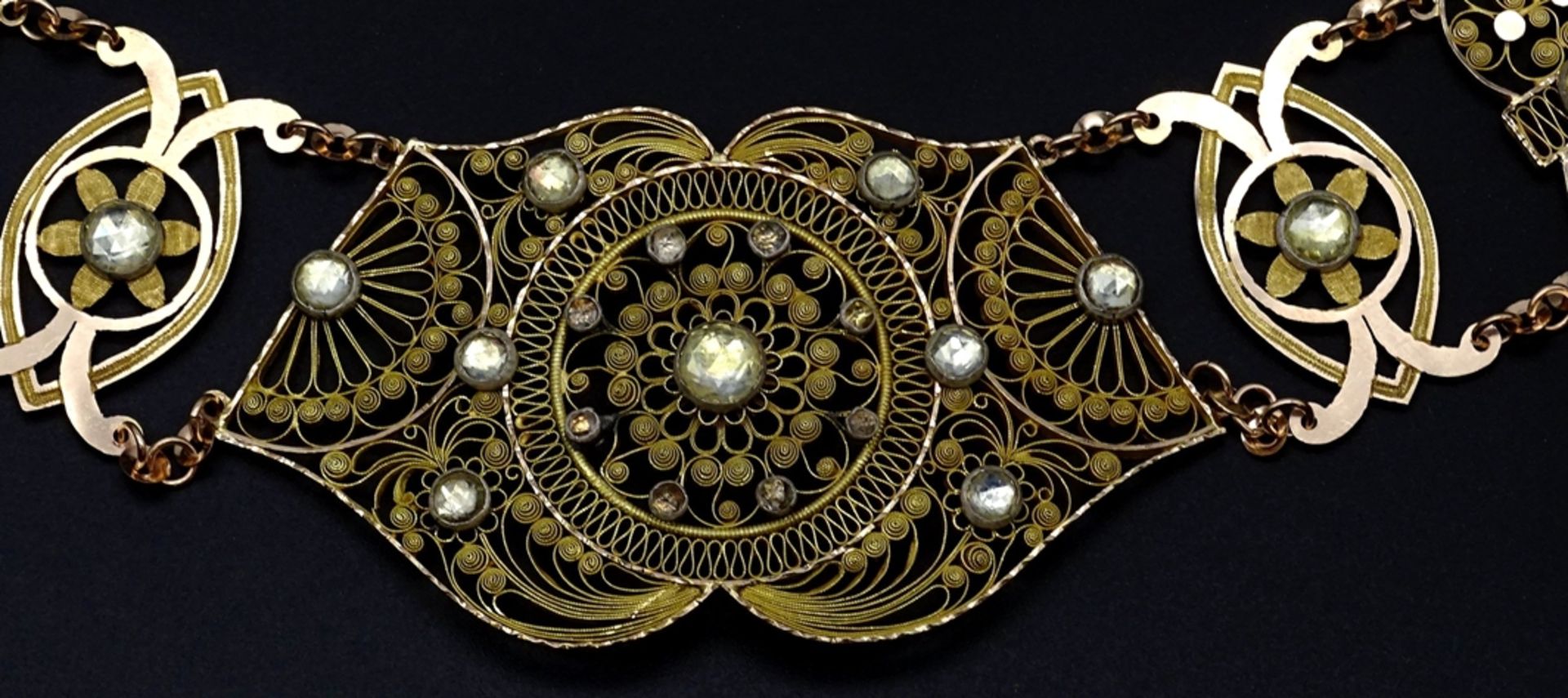 Antikes filigranes Gold Collier um 14K , wohl Friesland, Gold gepr., mit Strass, L. 36cm, 38g. - Image 7 of 16