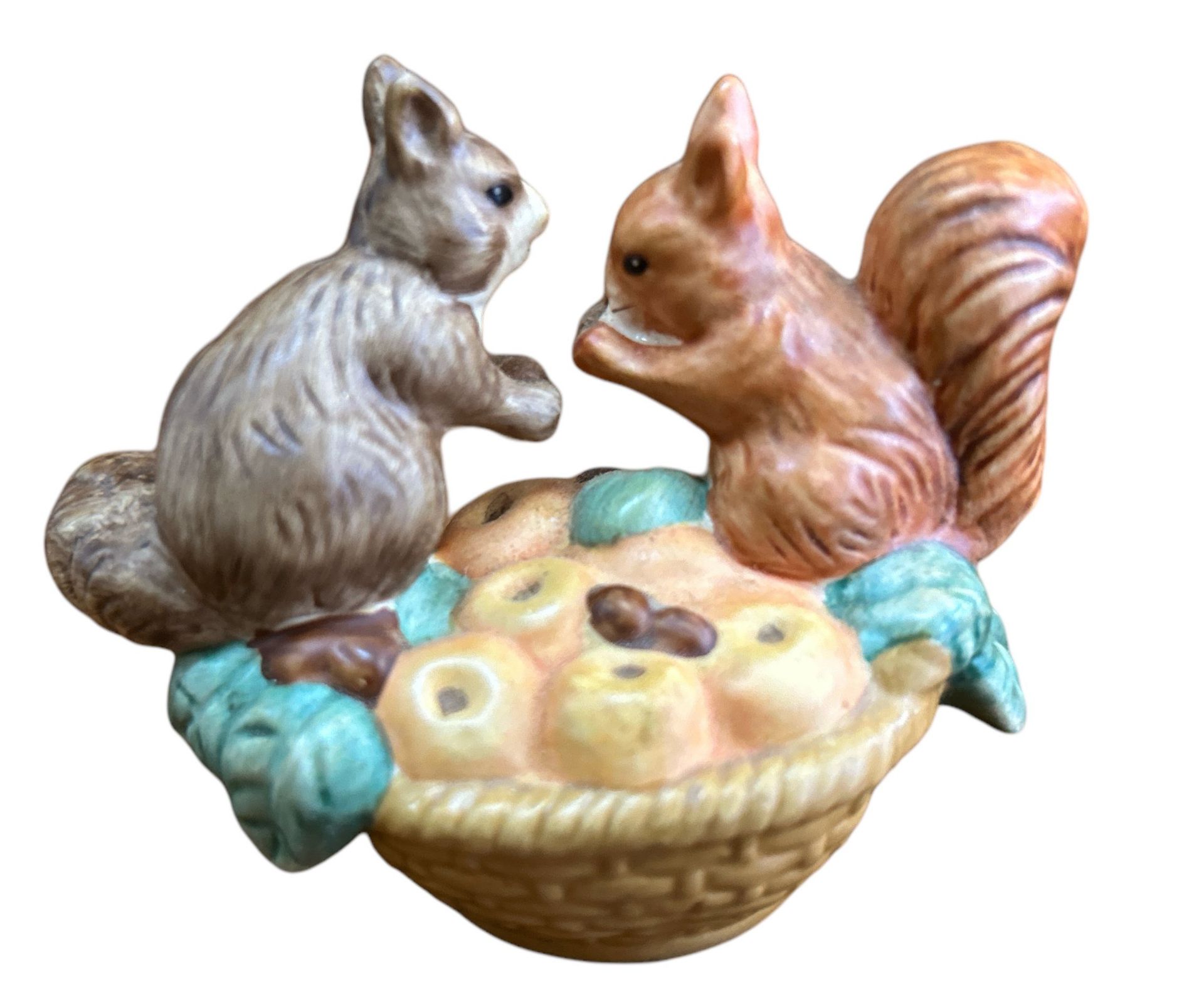 Eichhörnchen Paar am Obstkorb"Goebel", H-6 cm, B-8 cm - Bild 2 aus 3