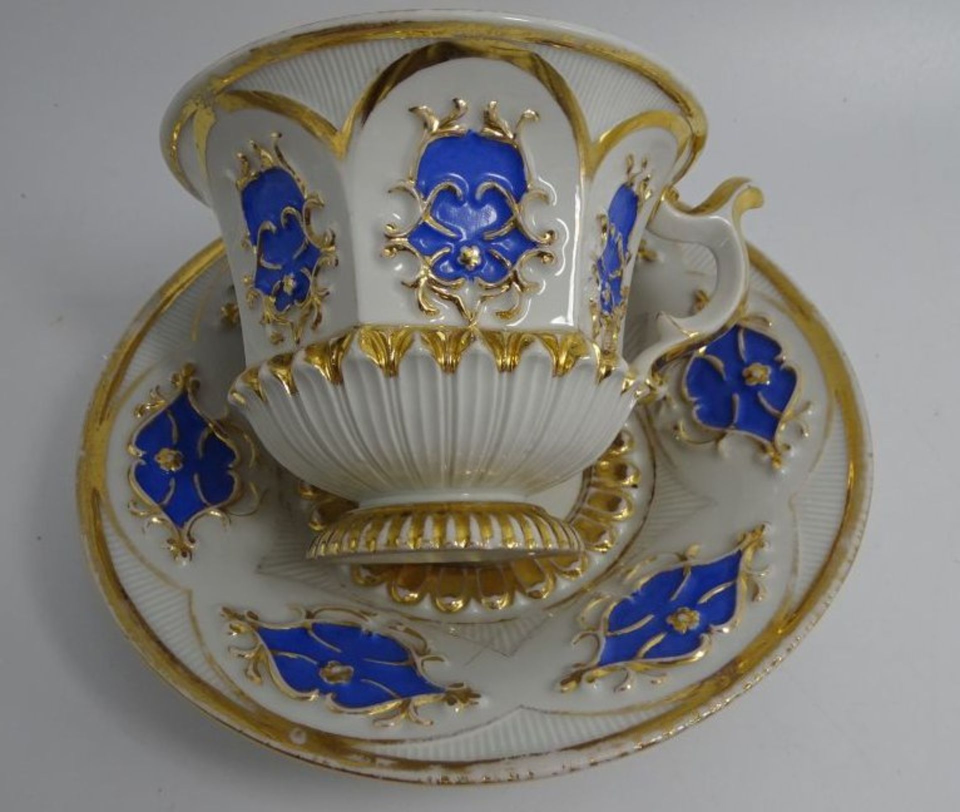 gr. Prunktasse "Meissen" blaue Ornamente mit Goldstaffage, berieben, 1.Wahl um 1860 - Image 3 of 4