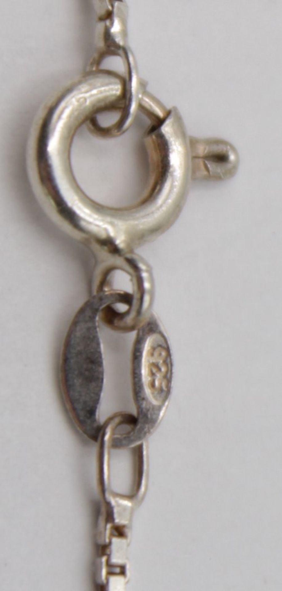 Eulenanhänger, 800er Silber, an 925er Kette, zus. 4,9gr., Anhänger 3,4cm, Kette 45cm. - Image 3 of 4