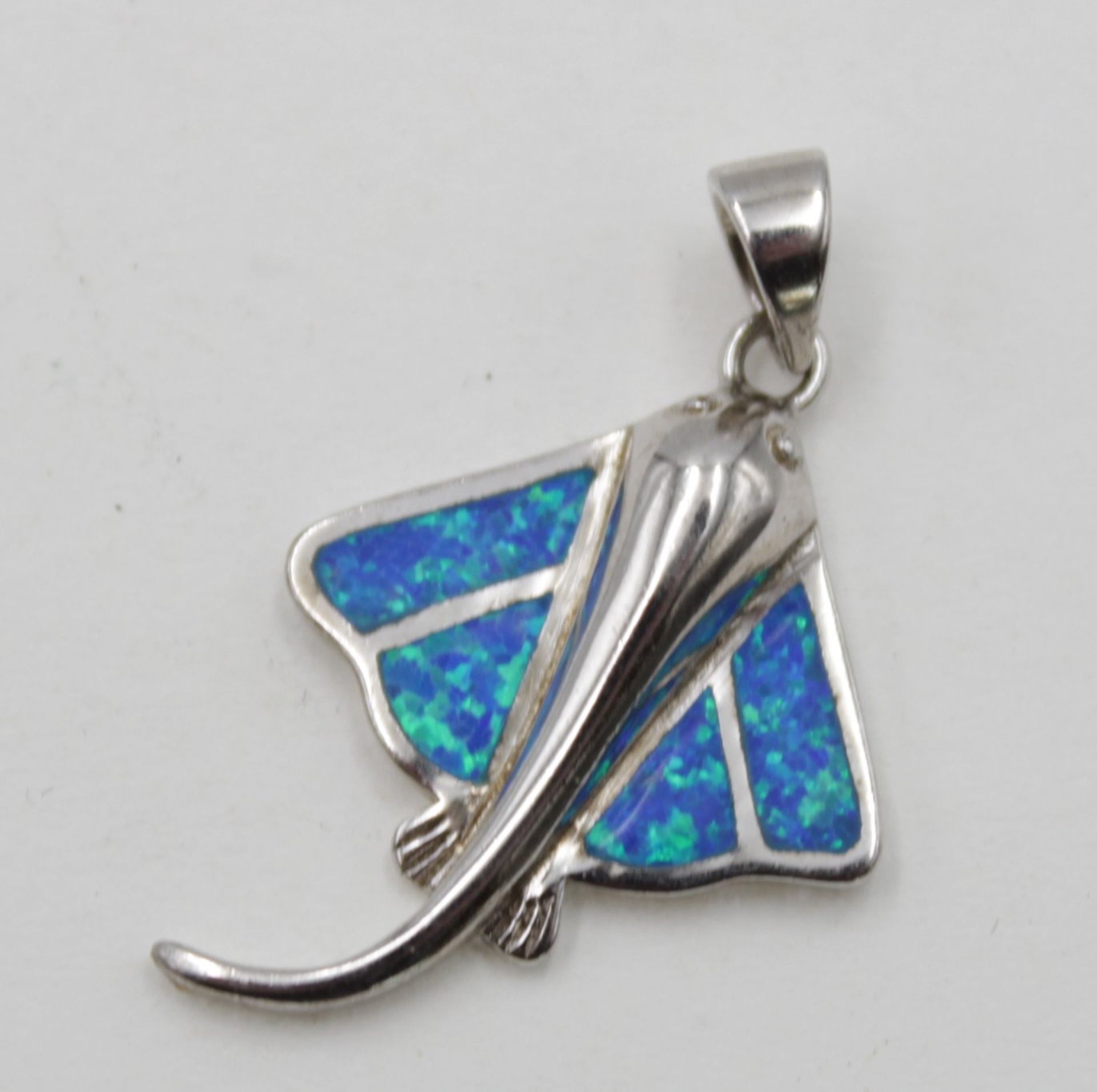 Anhänger in Form eines Fliegenden Fisches aus 925 Silber mit Opal .